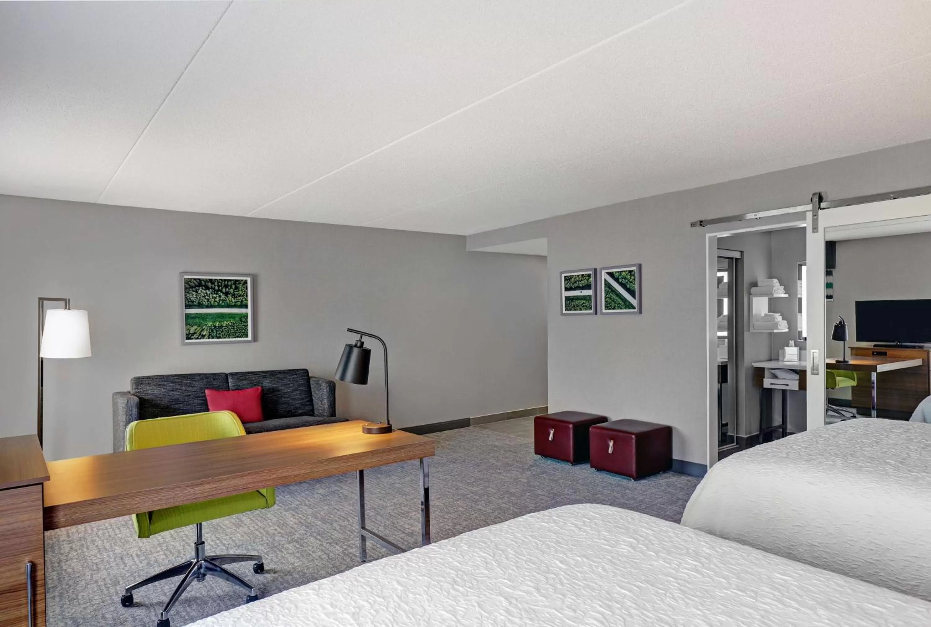 Bedroom, Bed in Hampton Inn & Suites Belleville