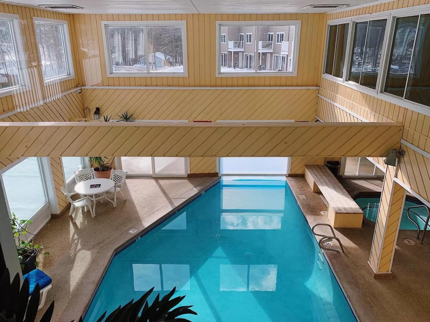 Swimming pool in Cathedral Ledge Resort