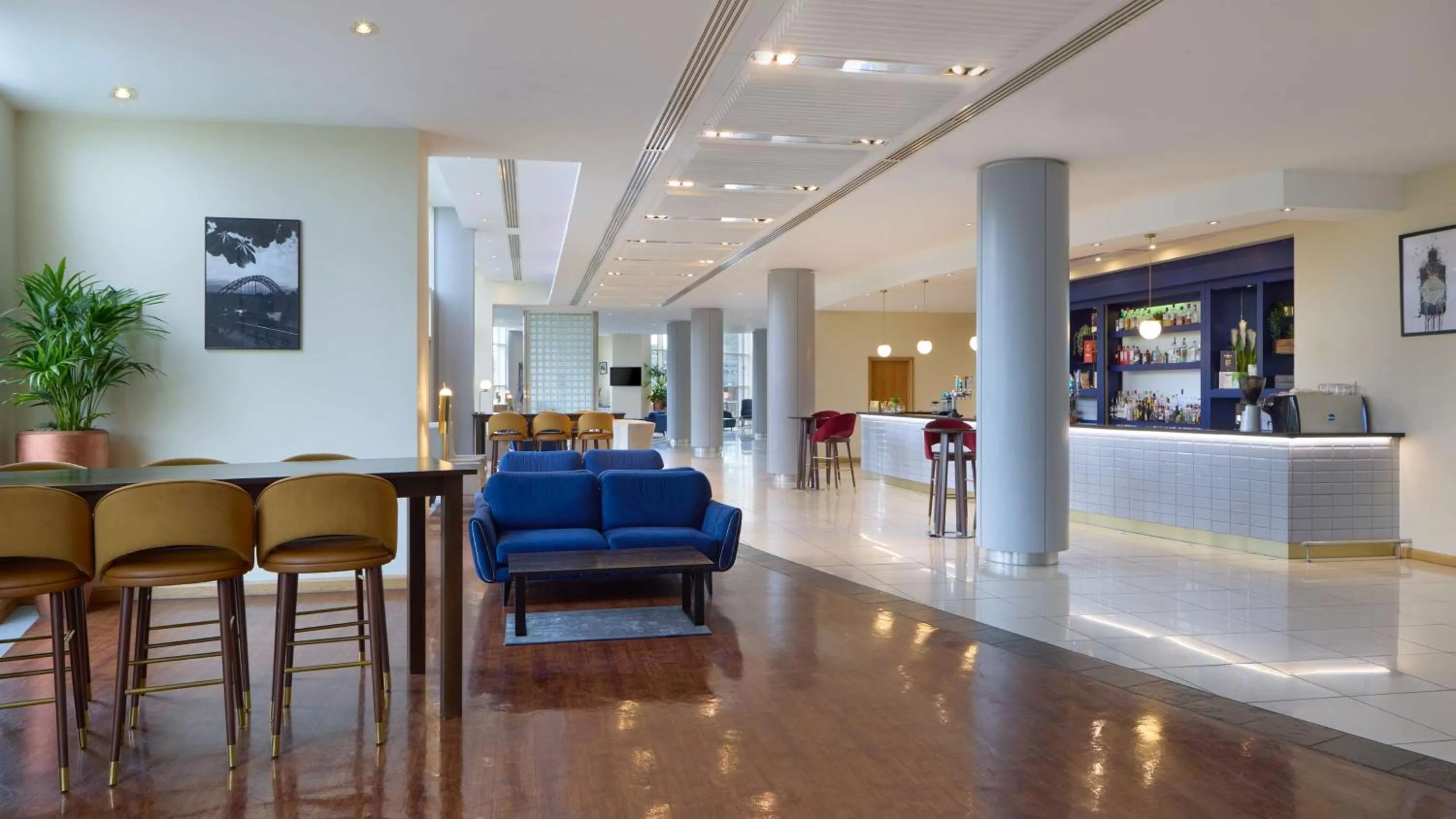 Lounge or bar in Hilton Newcastle Gateshead