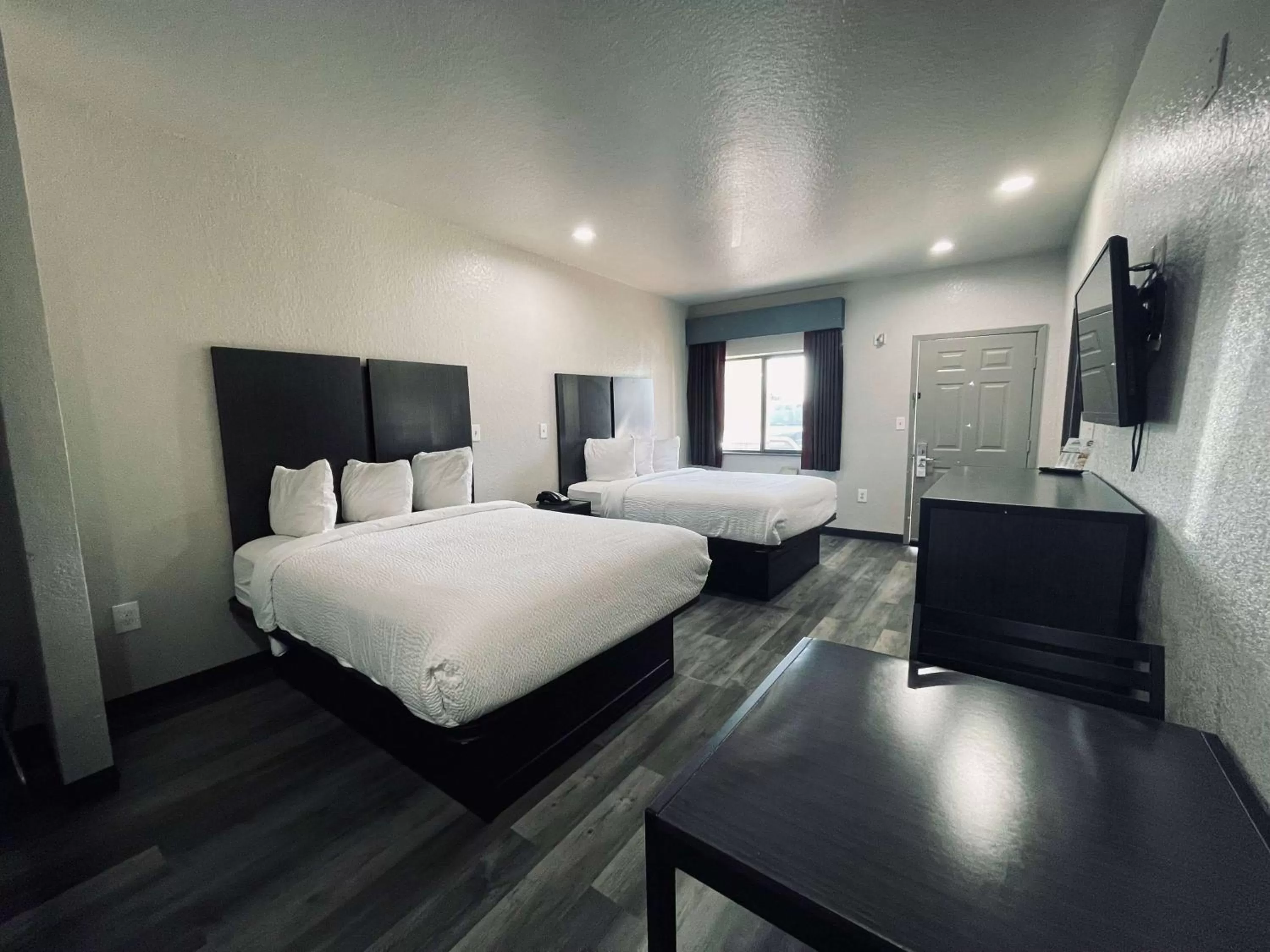 Photo of the whole room, Bed in Days Inn by Wyndham Dickinson TX