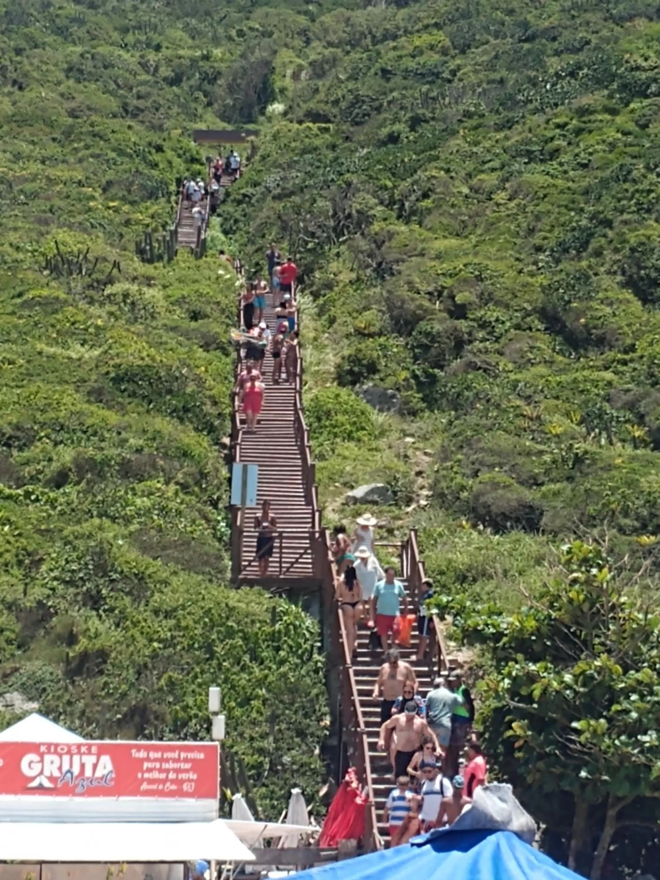 People in Apartamento no Golden Lake - pé na areia, agua de côco e cervejinha