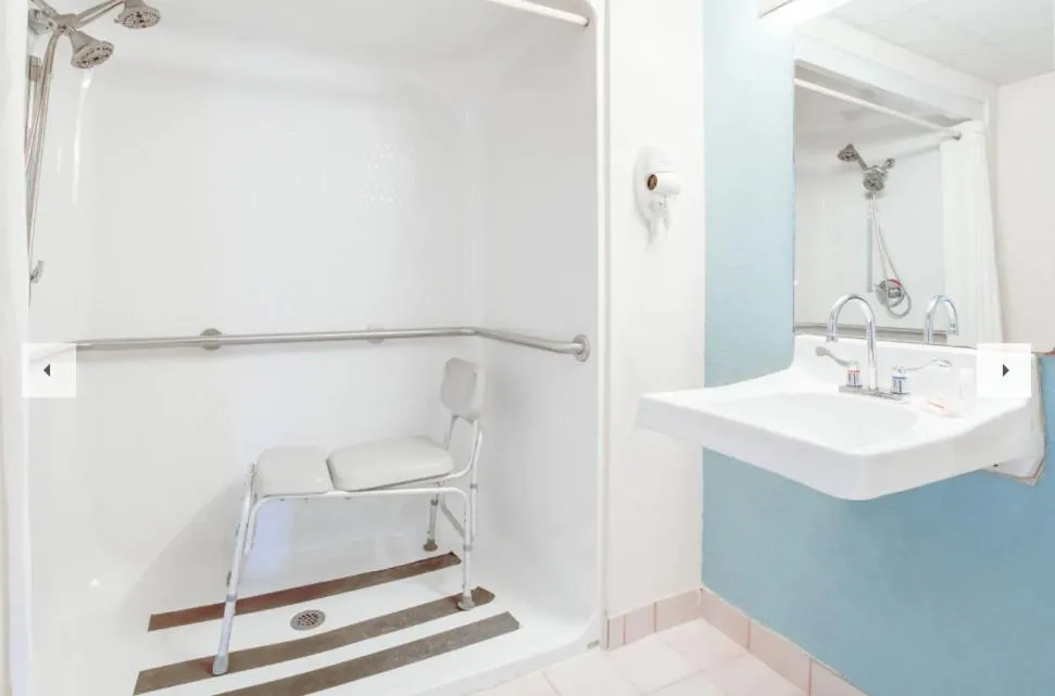 Facility for disabled guests in Super 8 by Wyndham Springfield-Battlefield