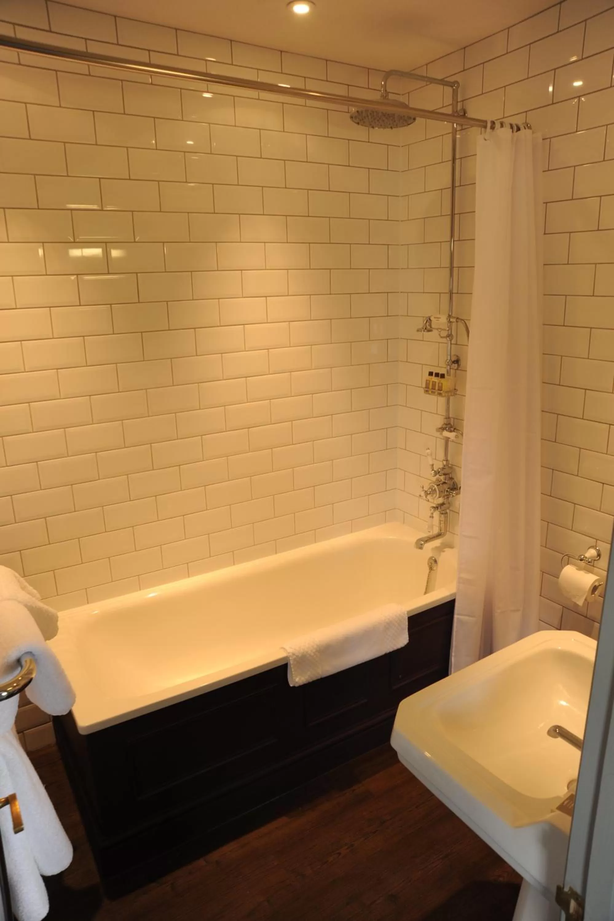 Bathroom, Bed in The Tunbridge Wells Hotel