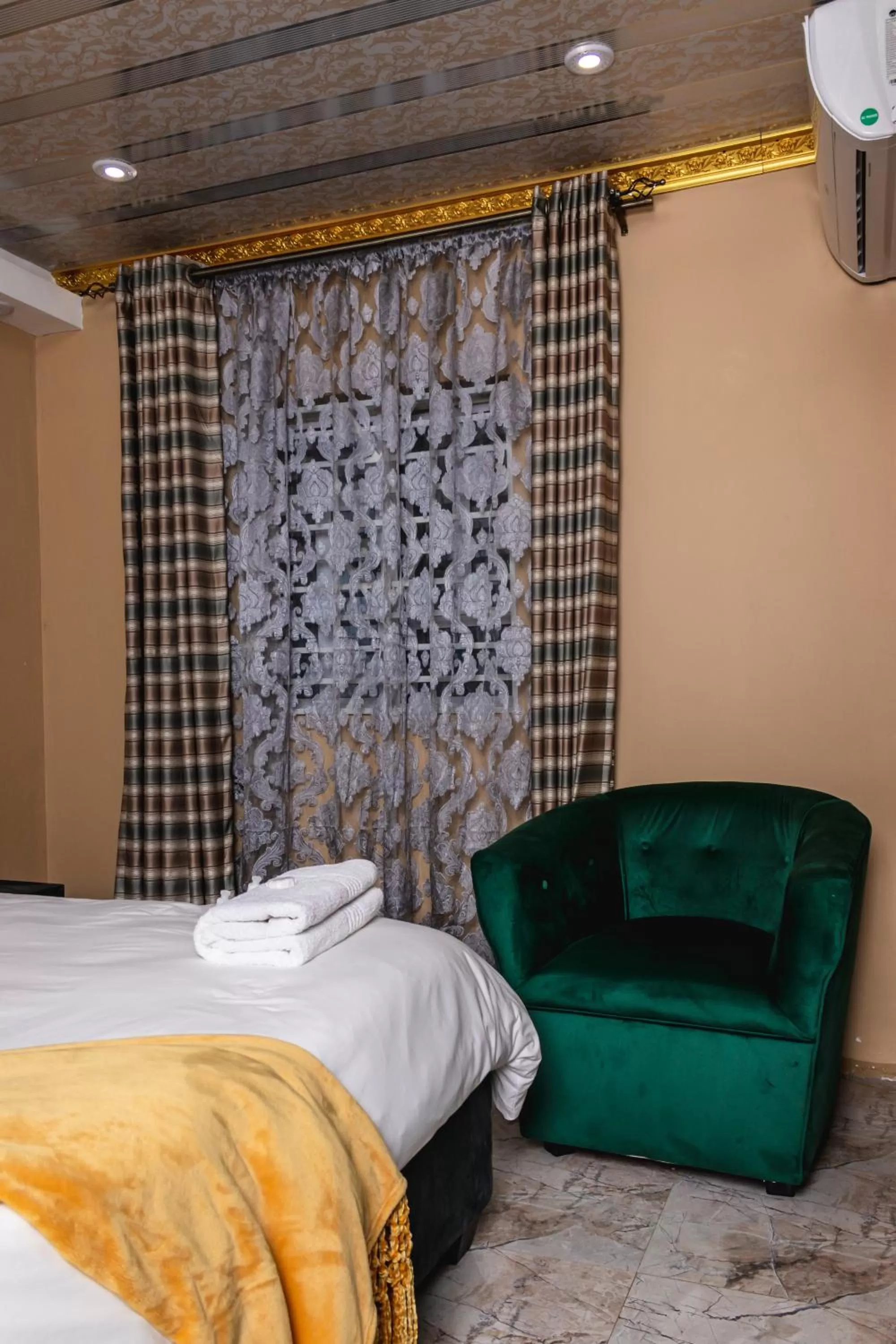 Bed in Gold Crown International Hotel Johannesburg