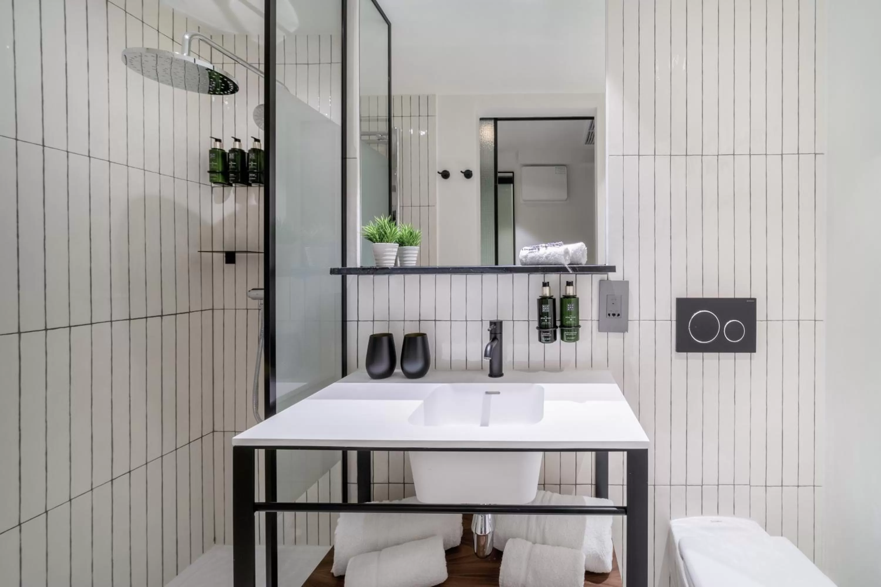 Shower in Melia White House Hotel