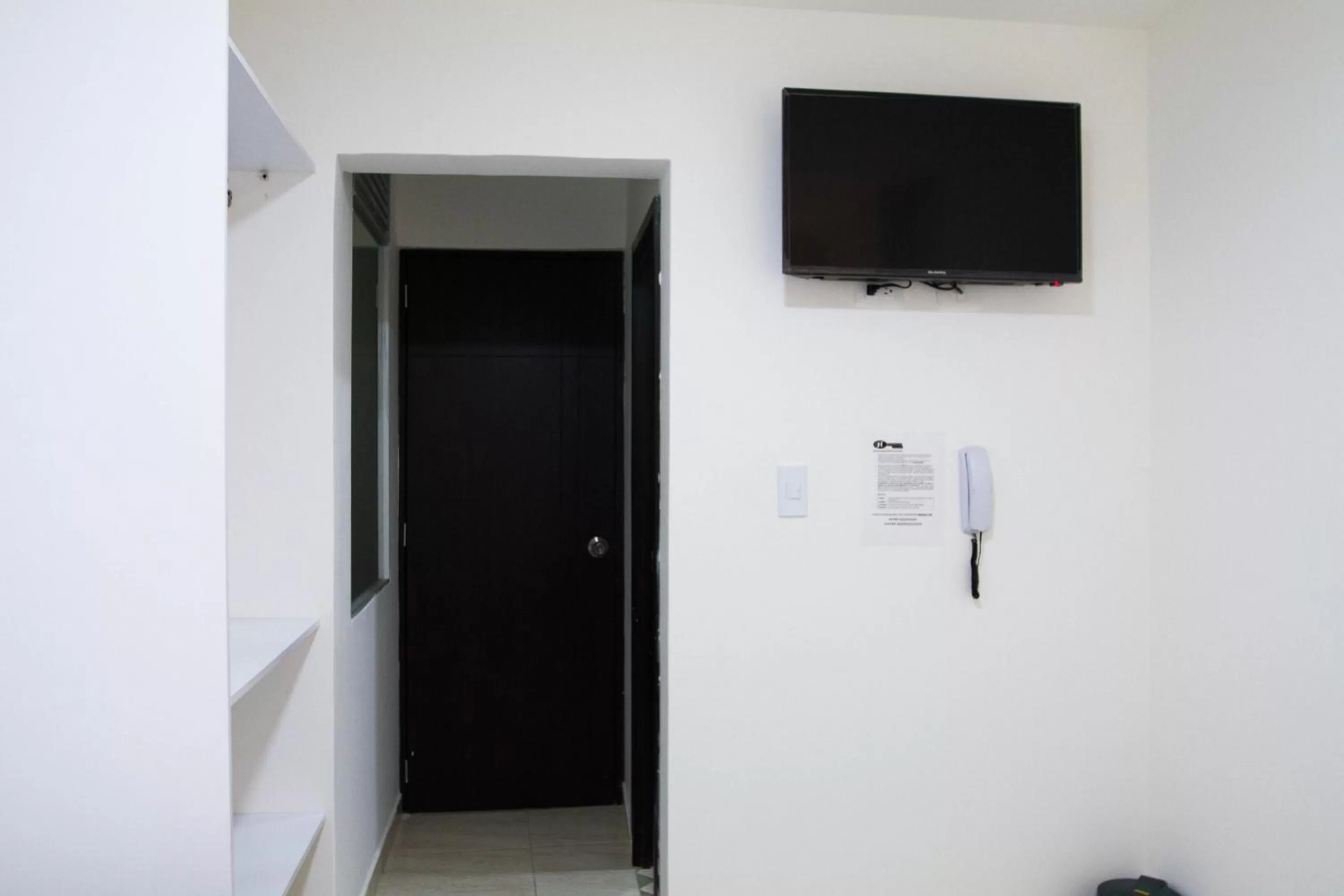 Communal lounge/ TV room, TV/Entertainment Center in Hotel Residencias la CH