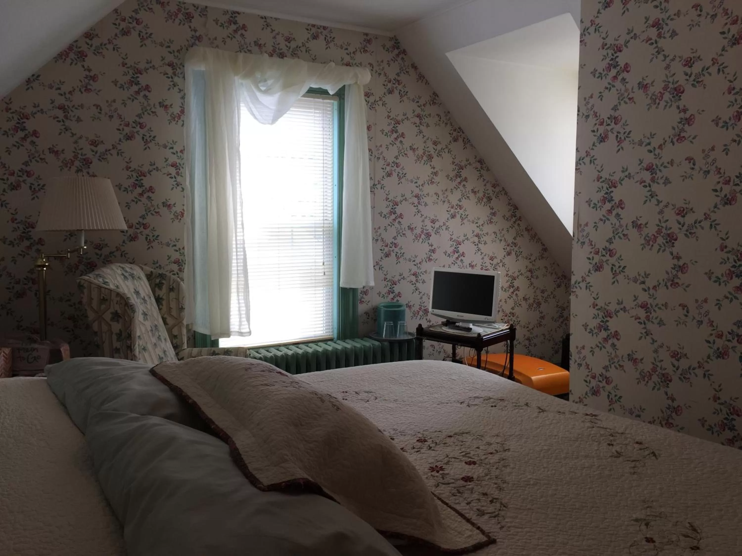 Photo of the whole room, Bed in Harborview Inn