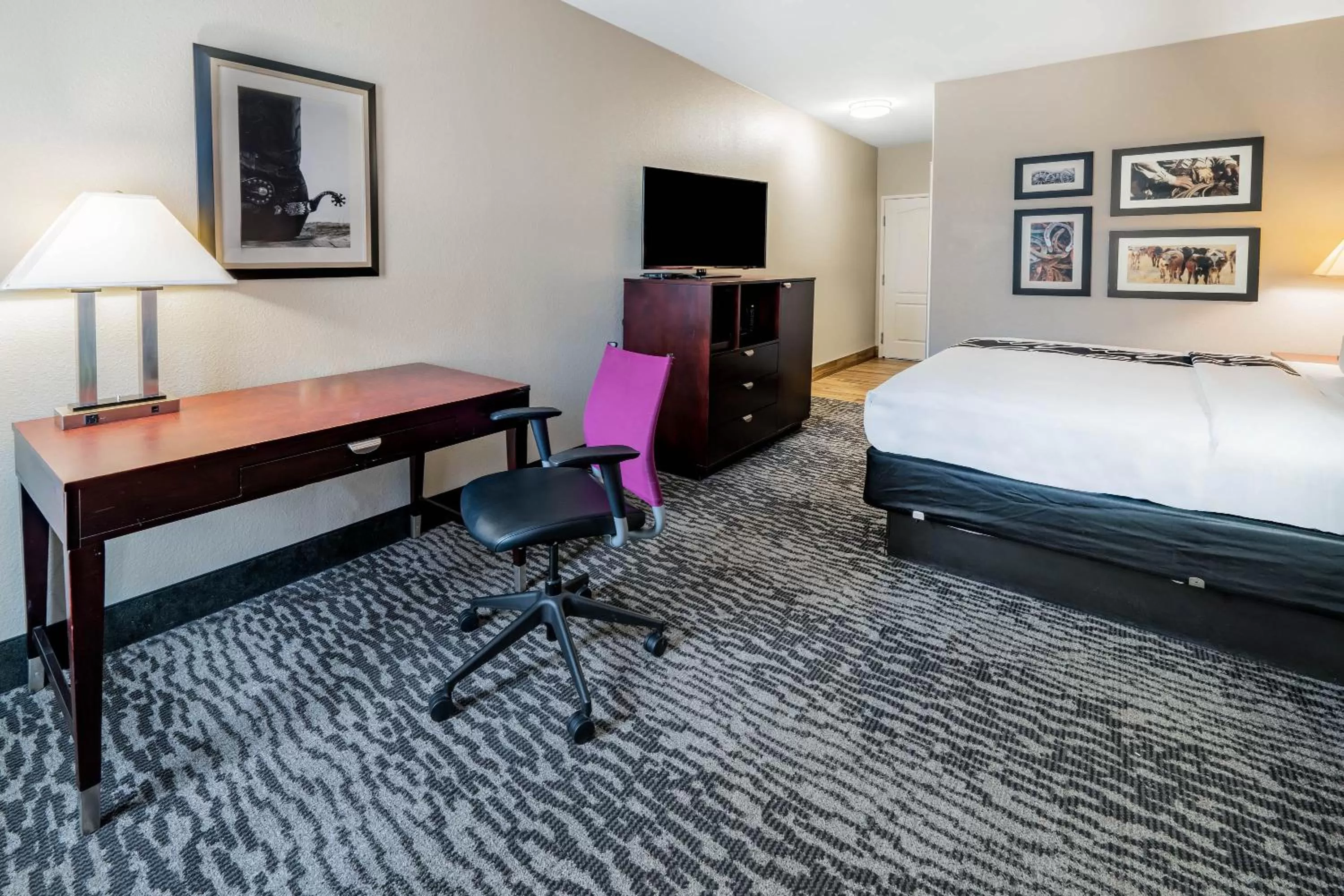 TV and multimedia, Bed in La Quinta by Wyndham DFW Airport West - Bedford