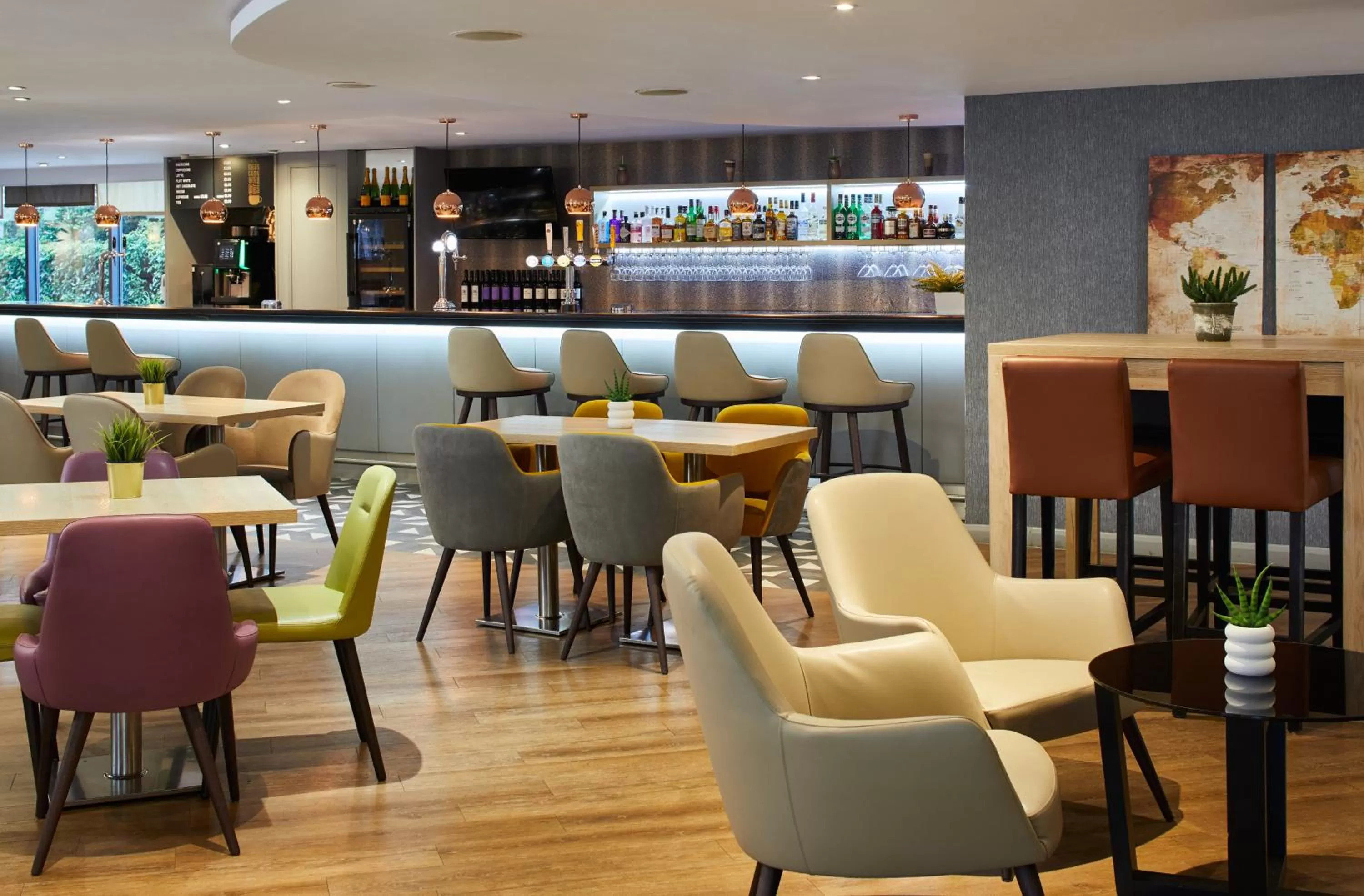 Lounge or bar in Leonardo London Heathrow Airport