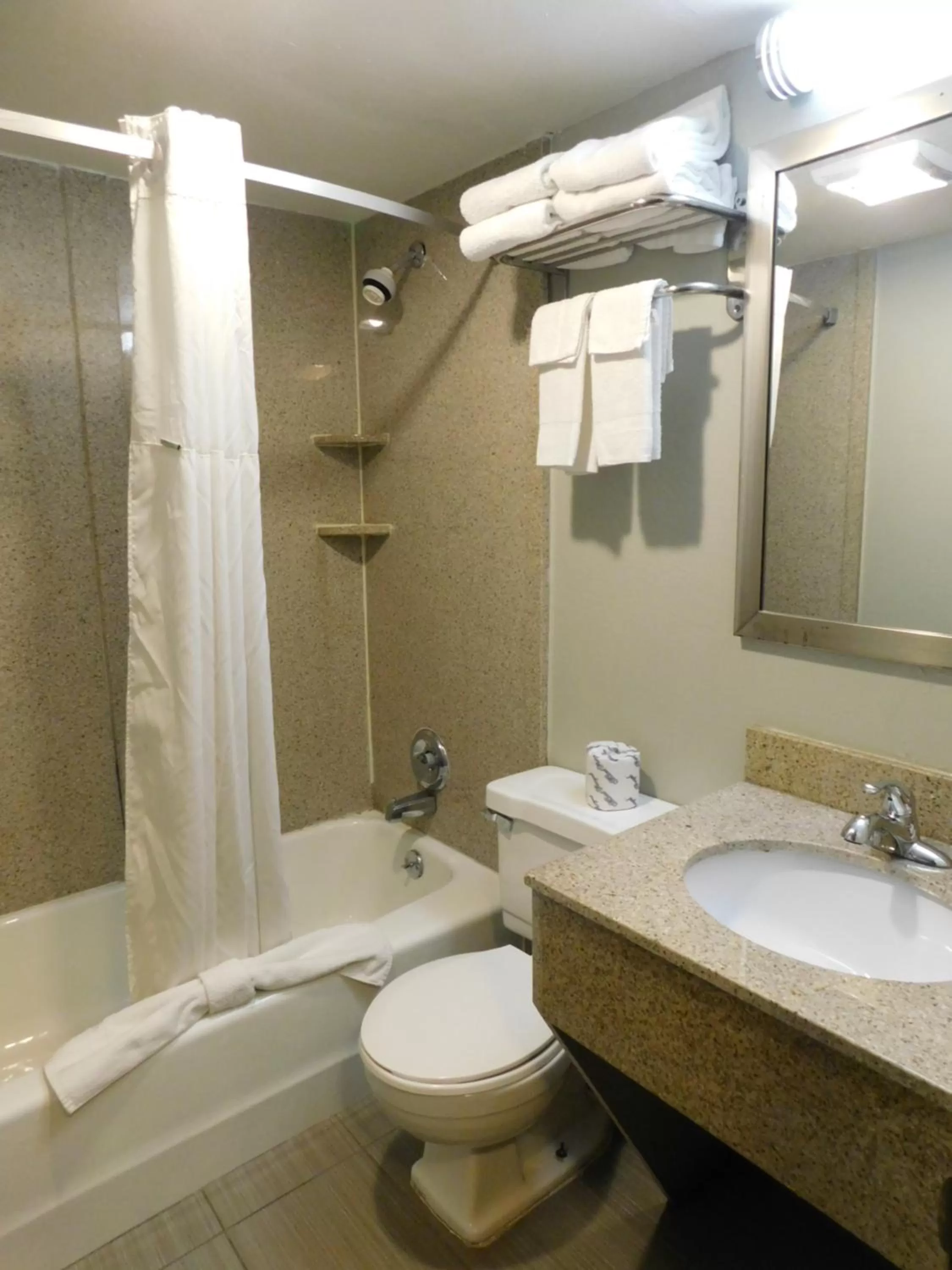 Days Inn & Suites by Wyndham Downtown Gatlinburg Parkway