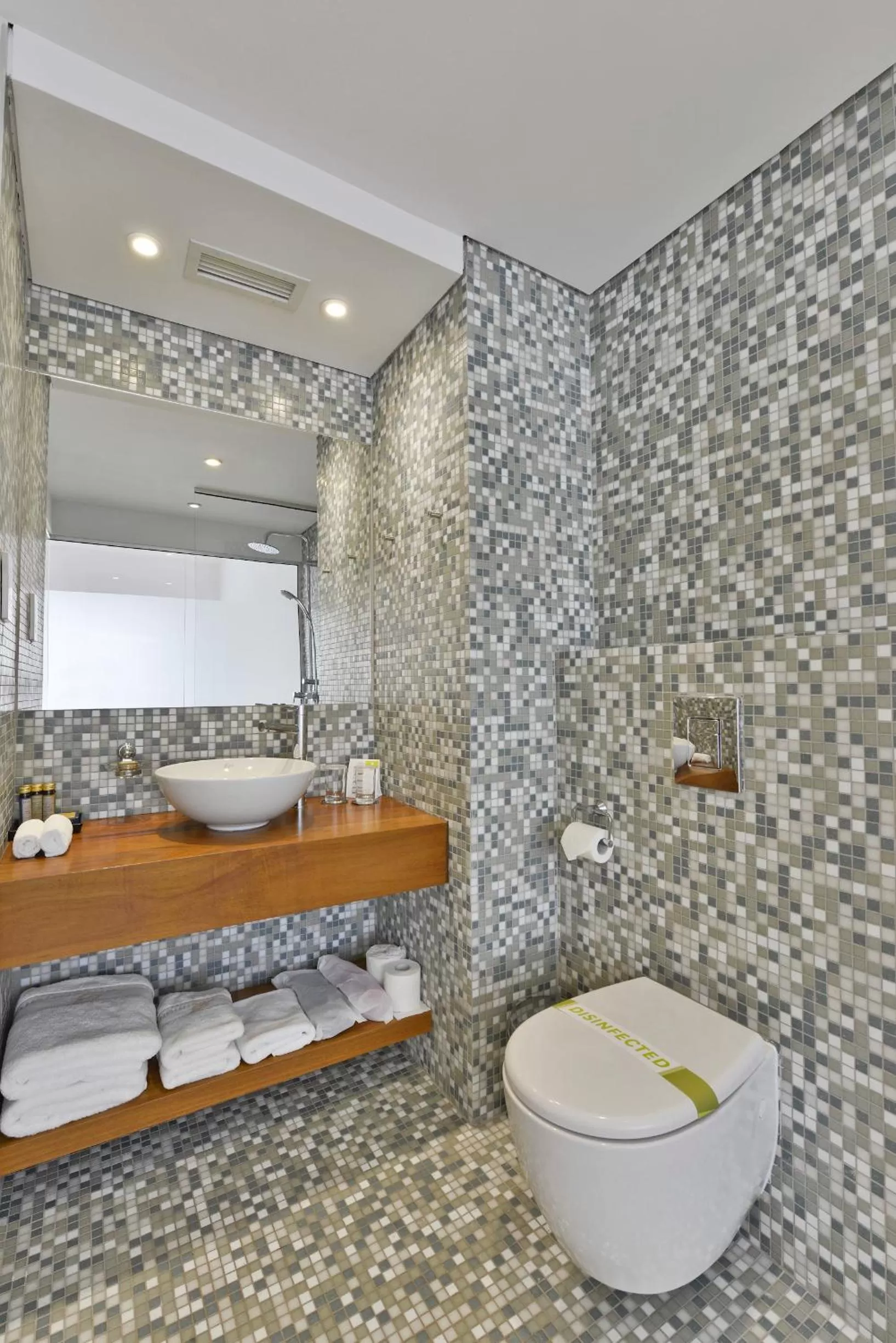 Bathroom in Napa Mermaid Hotel & Suites