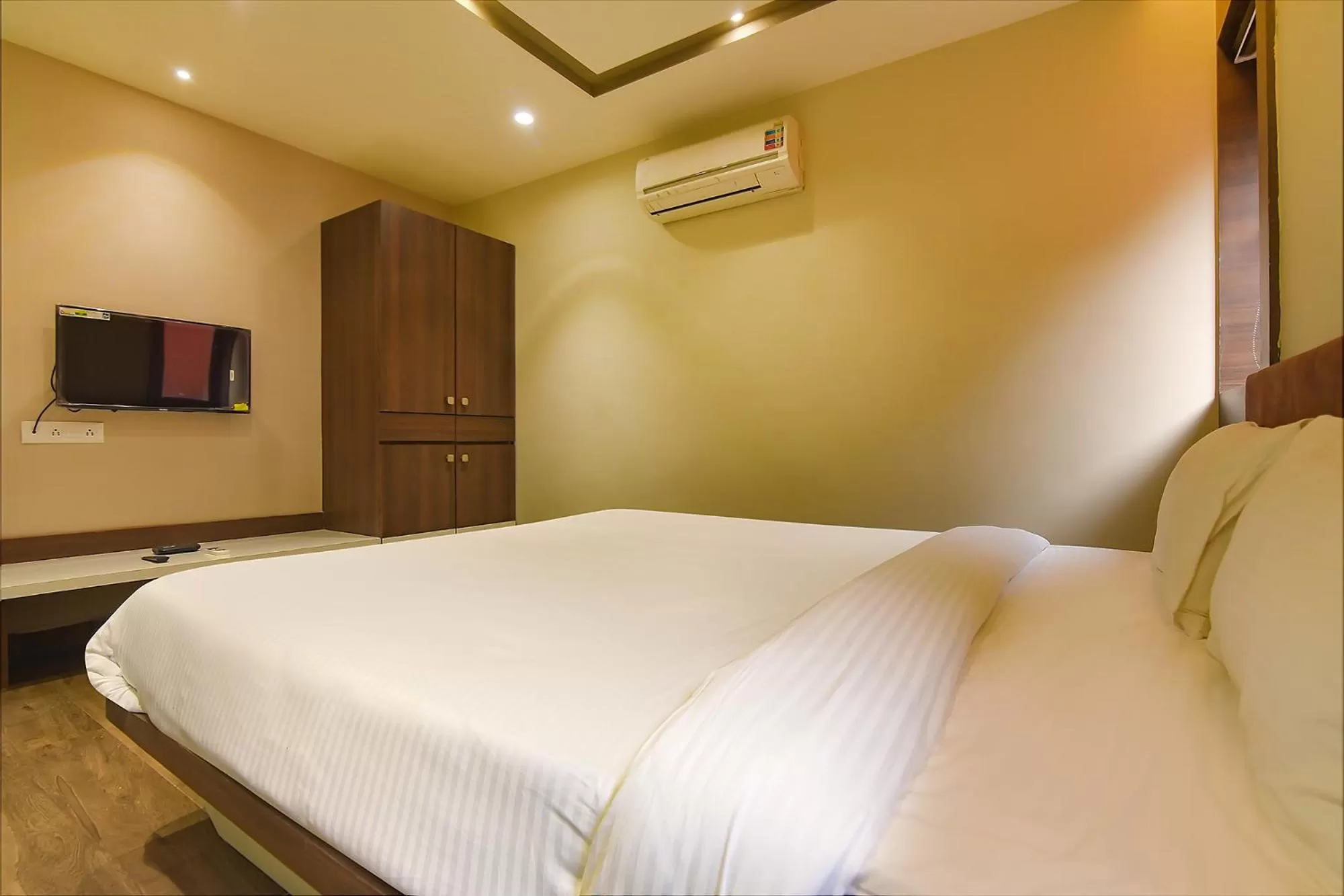 Bed in FabHotel Eros 282 - Nr Sreebhumi