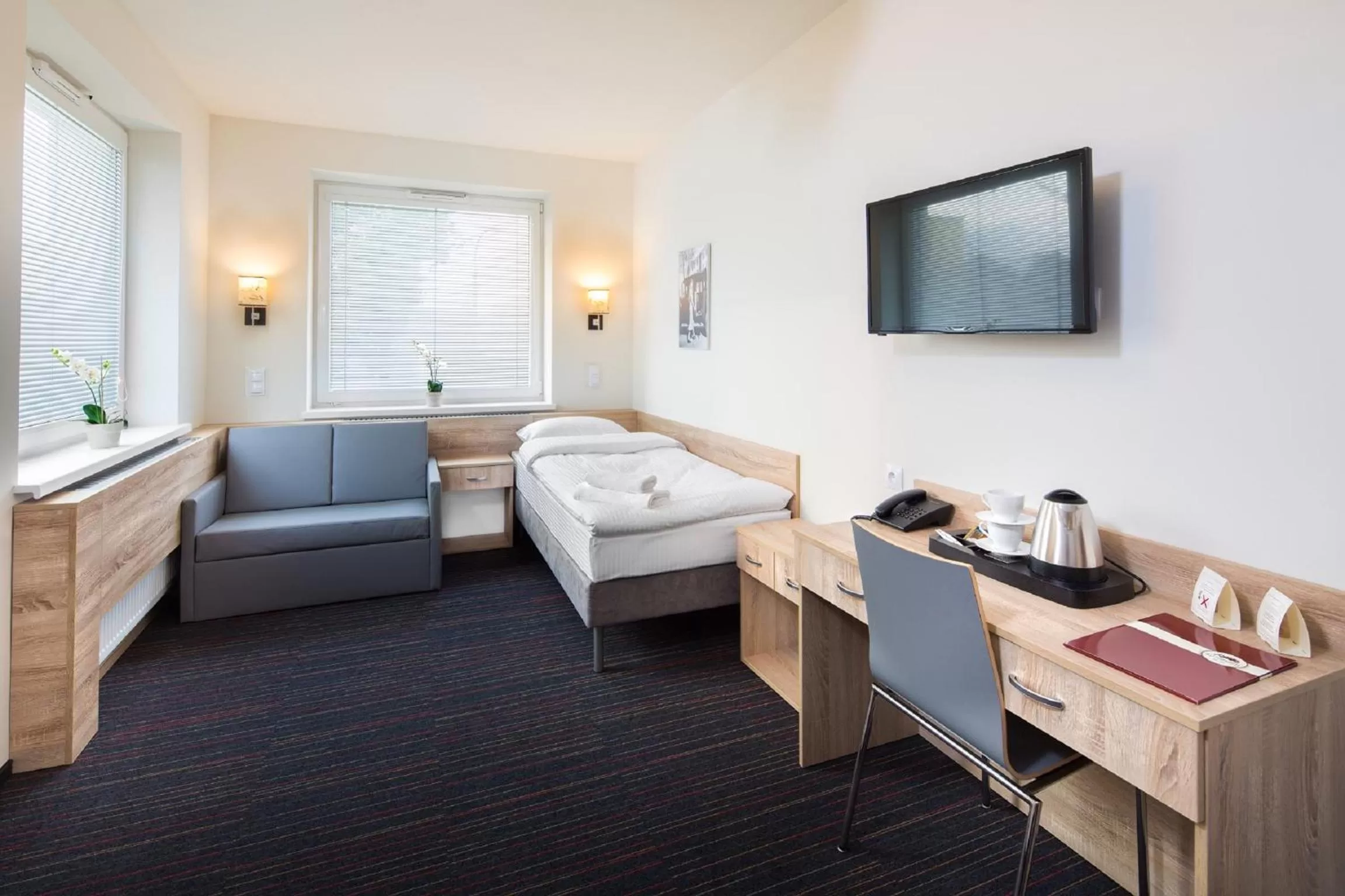 Coffee/tea facilities in Automobil Hotel