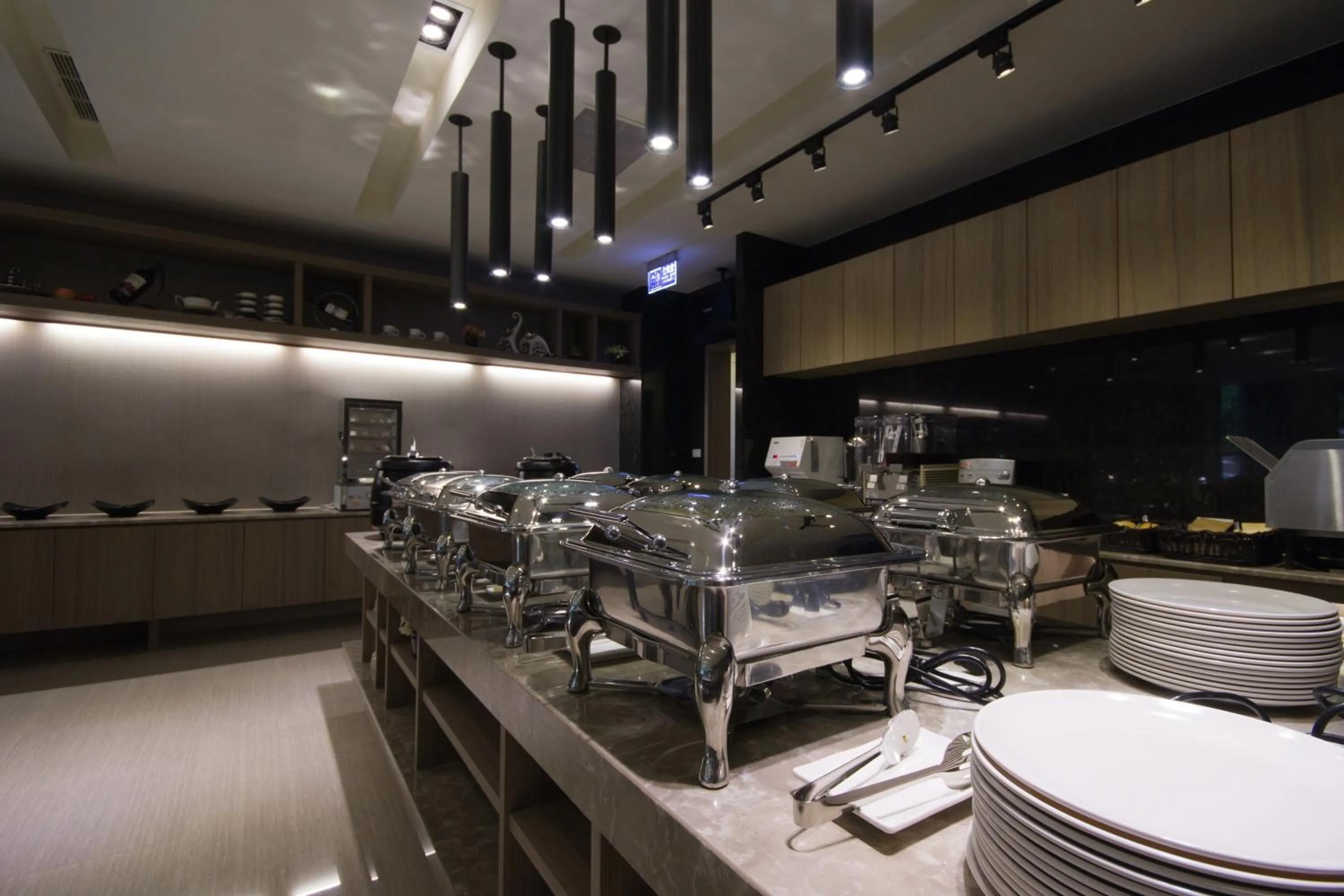 Restaurant/places to eat in Royal Guest Hotel