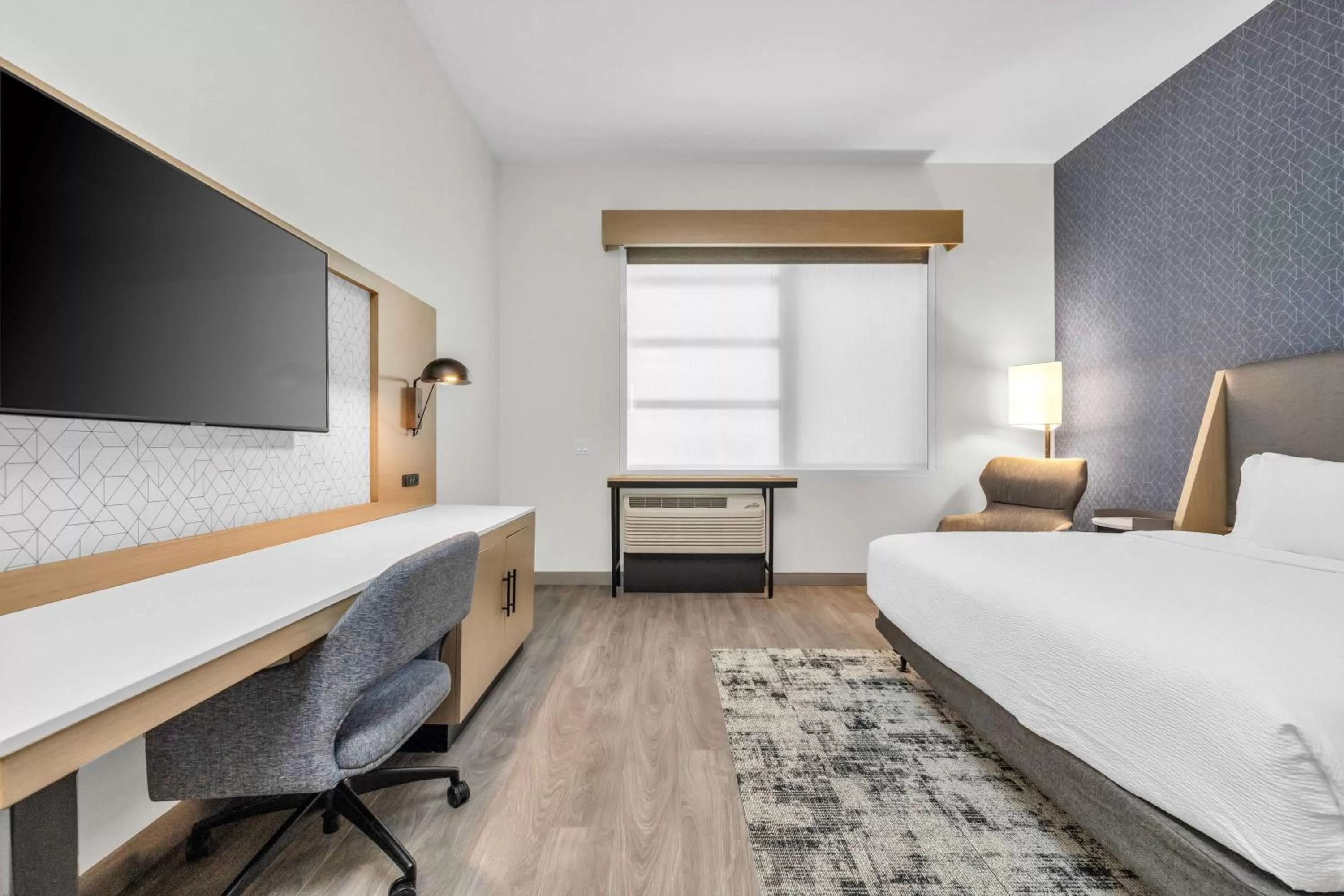 Photo of the whole room, Bed in La Quinta Inn & Suites by Wyndham San Jose Airport-Downtown