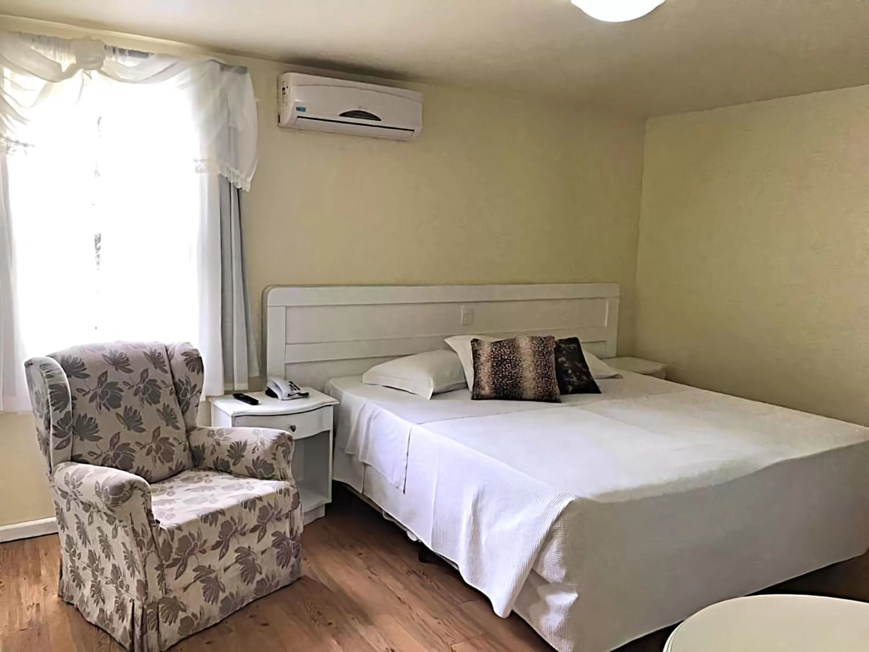 Photo of the whole room, Bed in Pousada dos Anjos