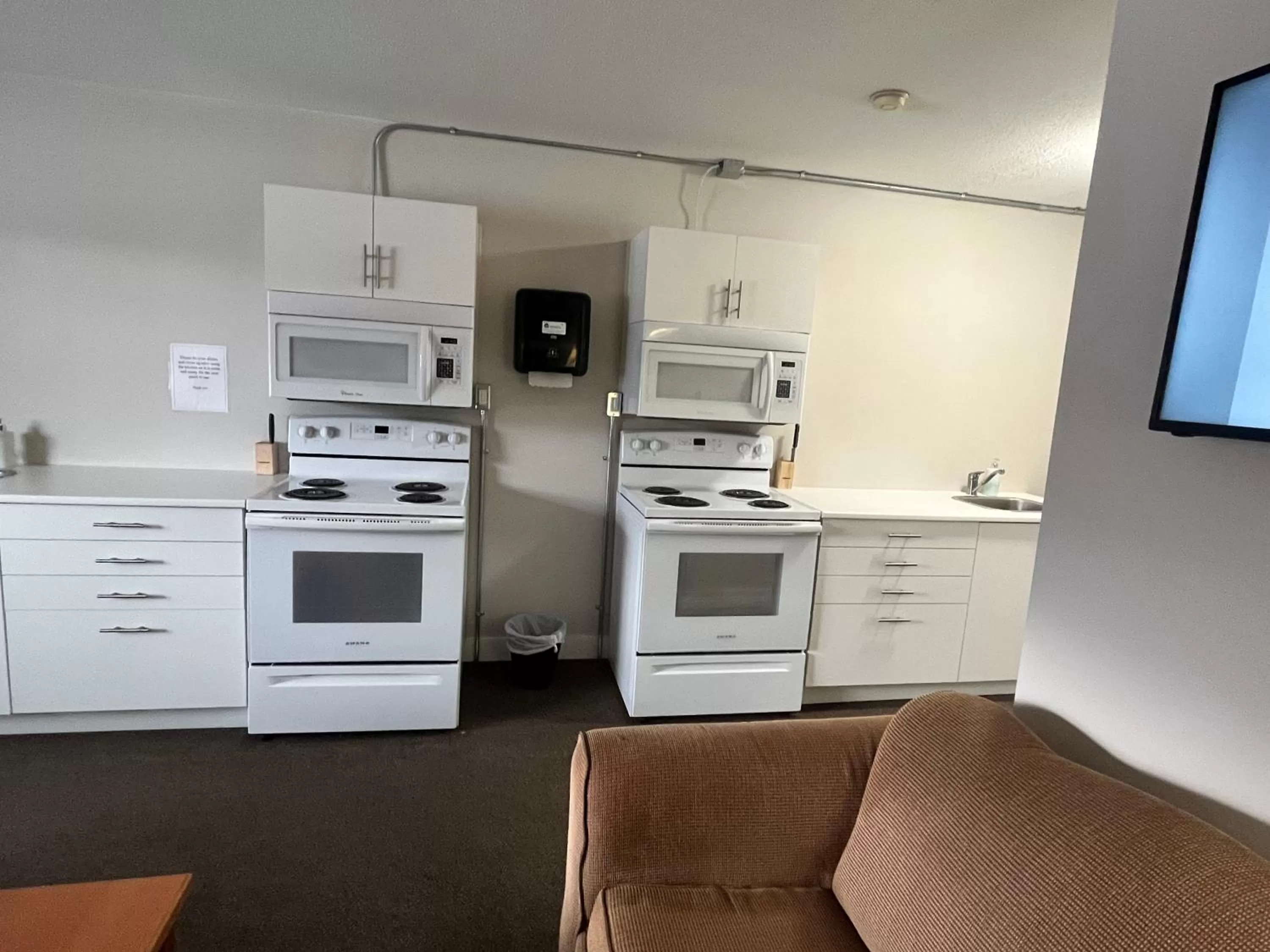 Kitchen or kitchenette in Anavada Inn & Suites - Prince George