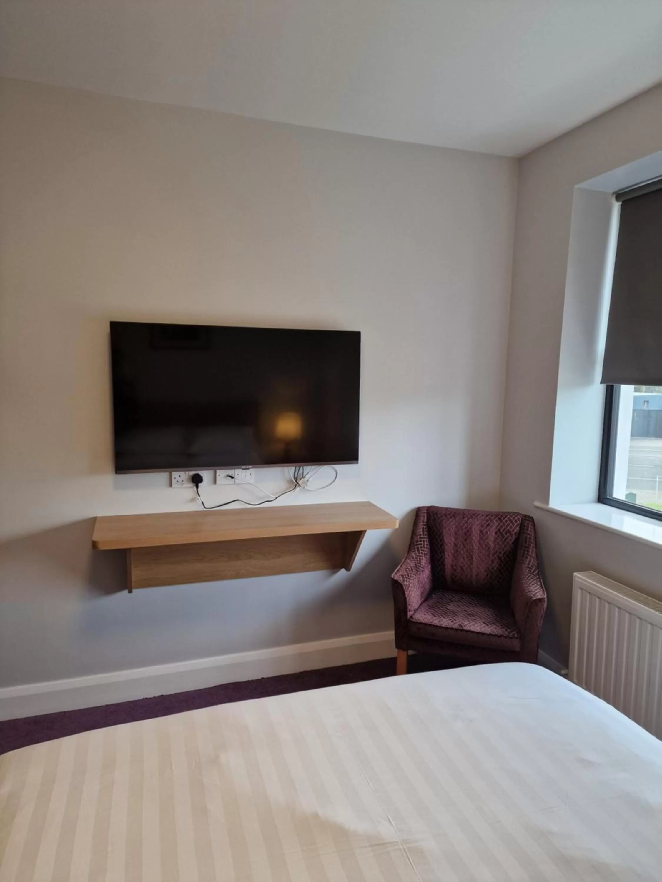 Bedroom, TV/Entertainment Center in Home Inn