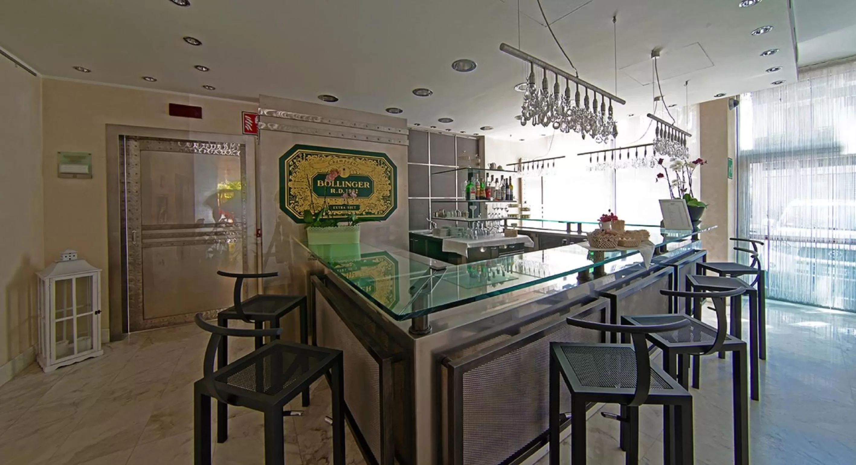 Communal lounge/ TV room in Hotel Sporting Brugherio