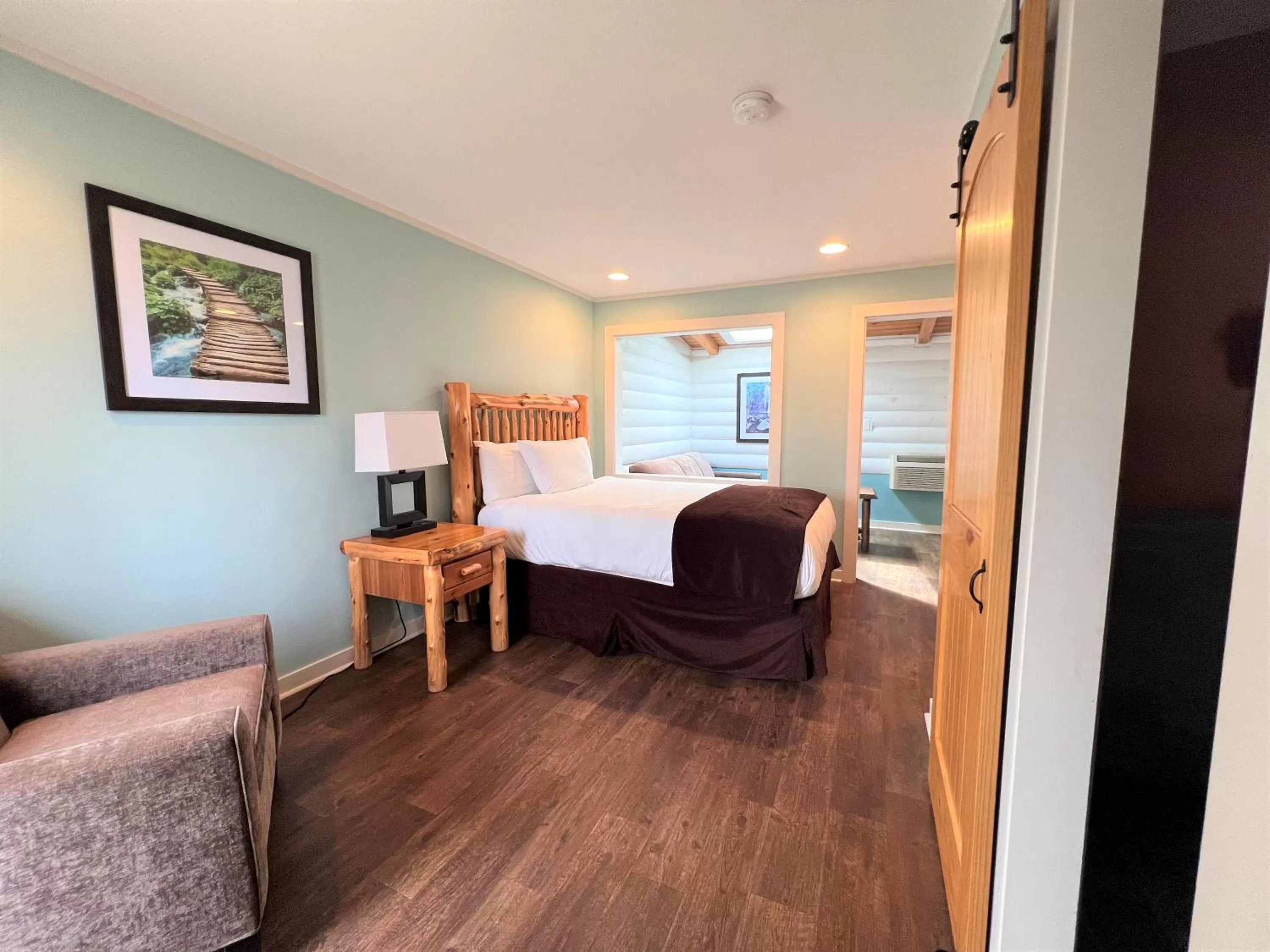 Photo of the whole room, Bed in Mountain Top Inn and Resort