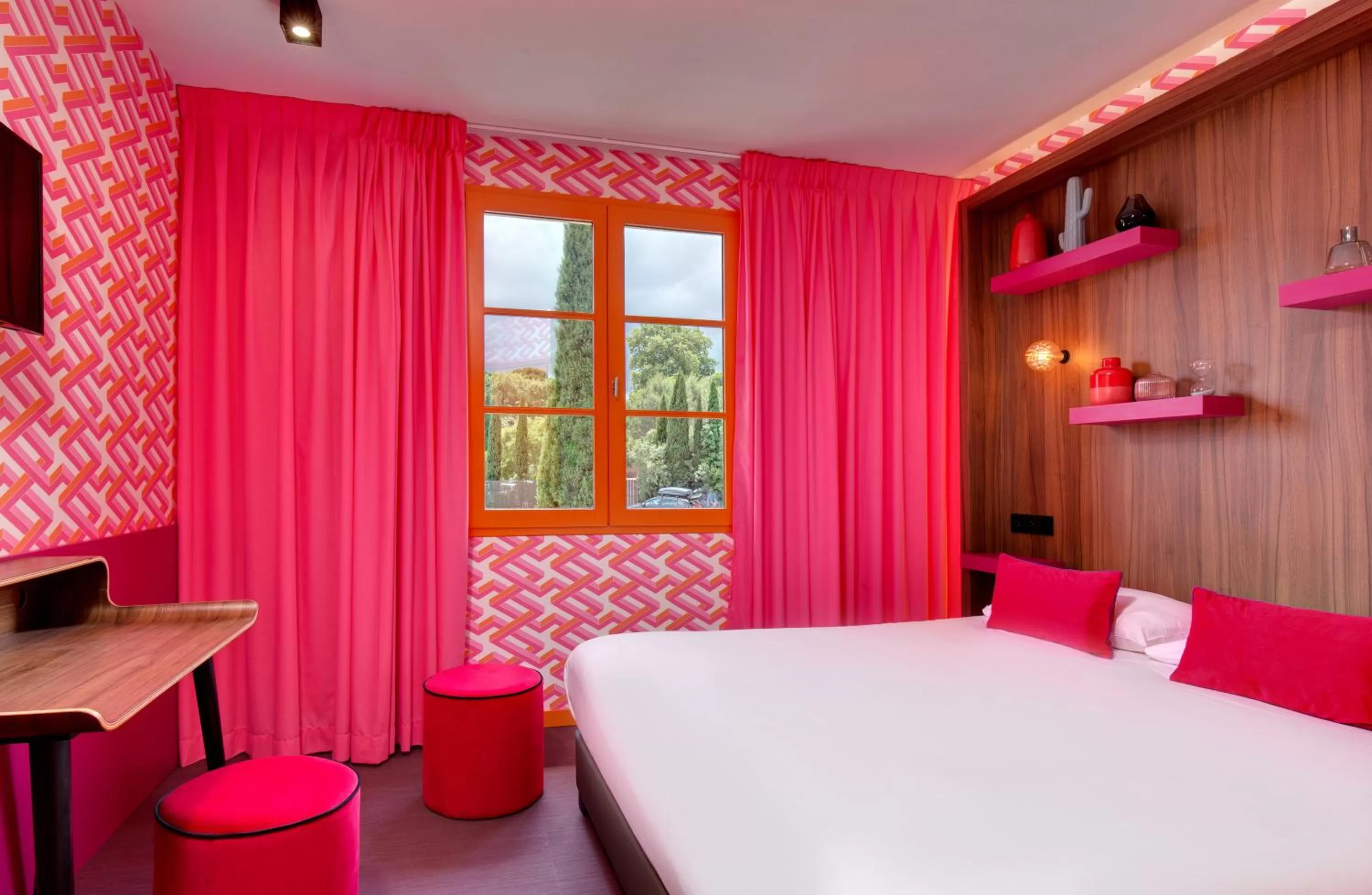 Photo of the whole room, Bed in Hôtel Montmorency & Spa