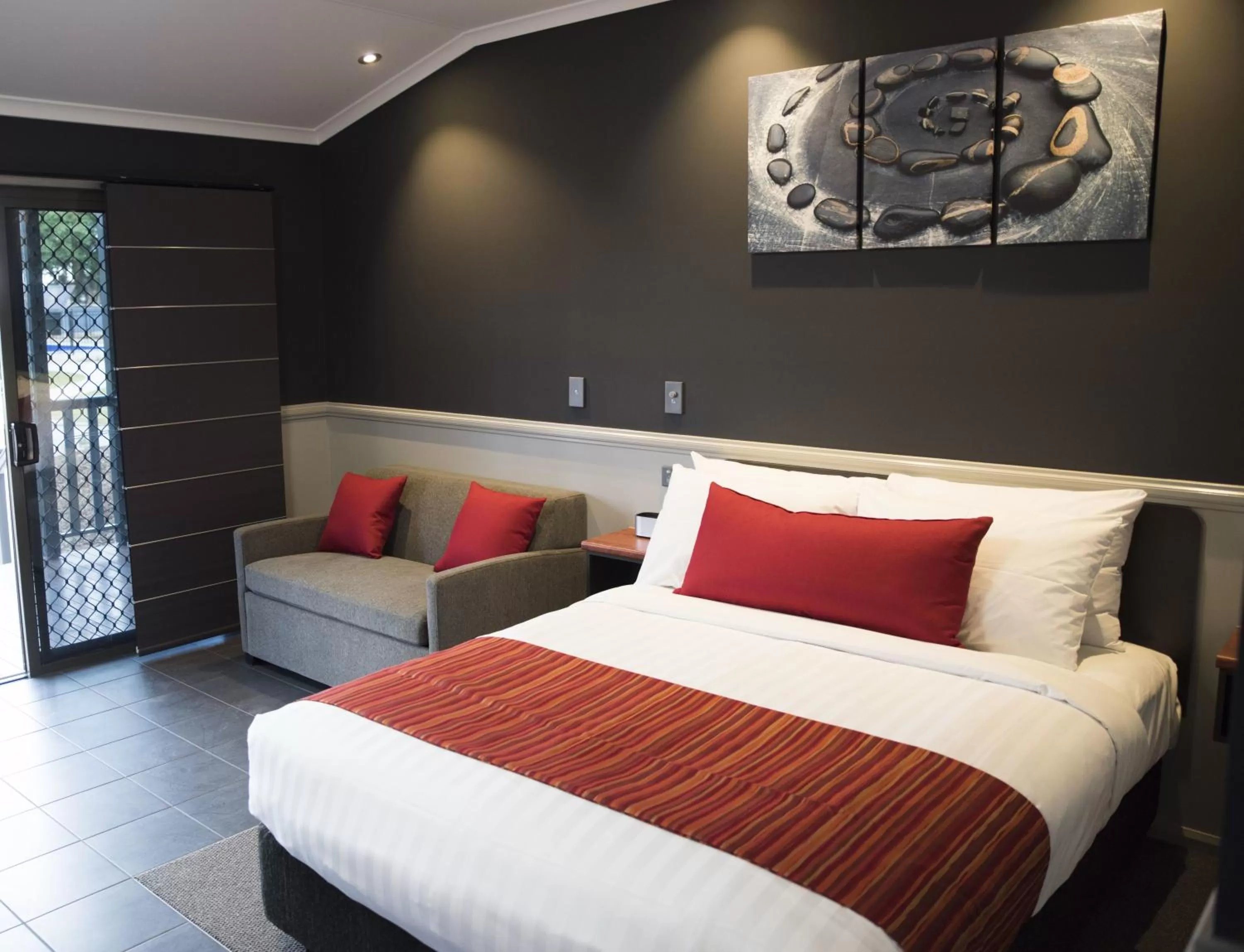 Photo of the whole room, Bed in The Rocks Motel