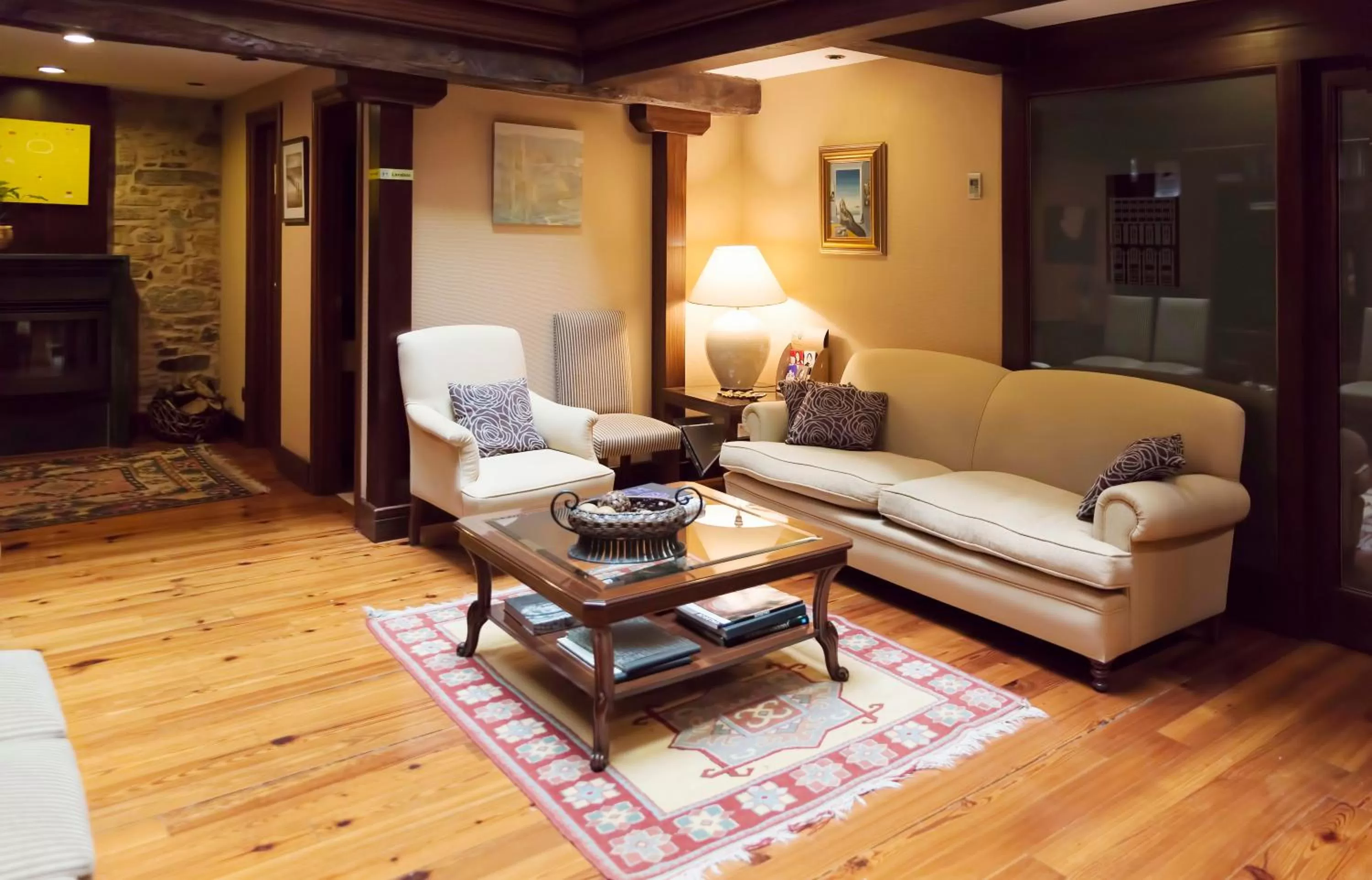 Communal lounge/ TV room in Hotel Rua Villar