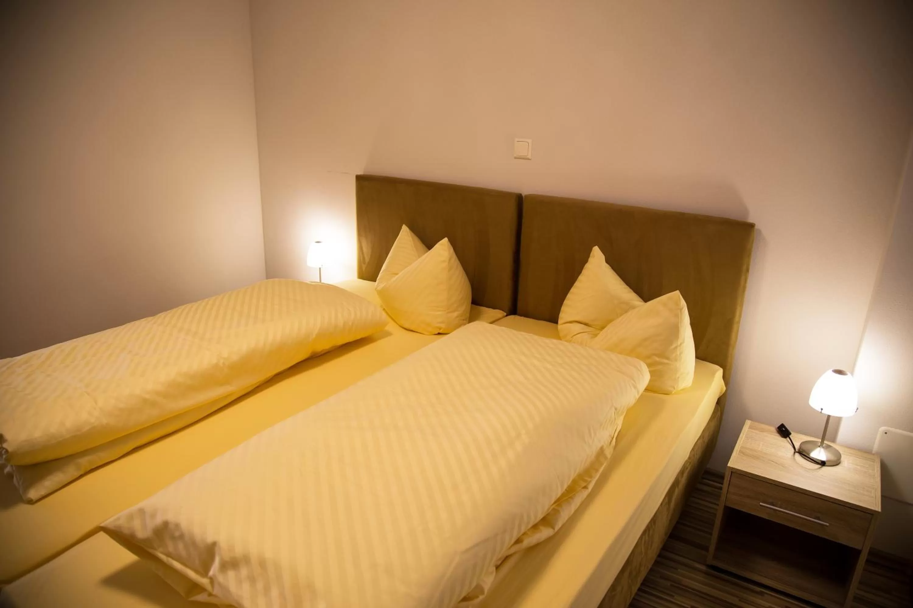 Bedroom, Bed in Gästehaus und Fewo Lamm Garni