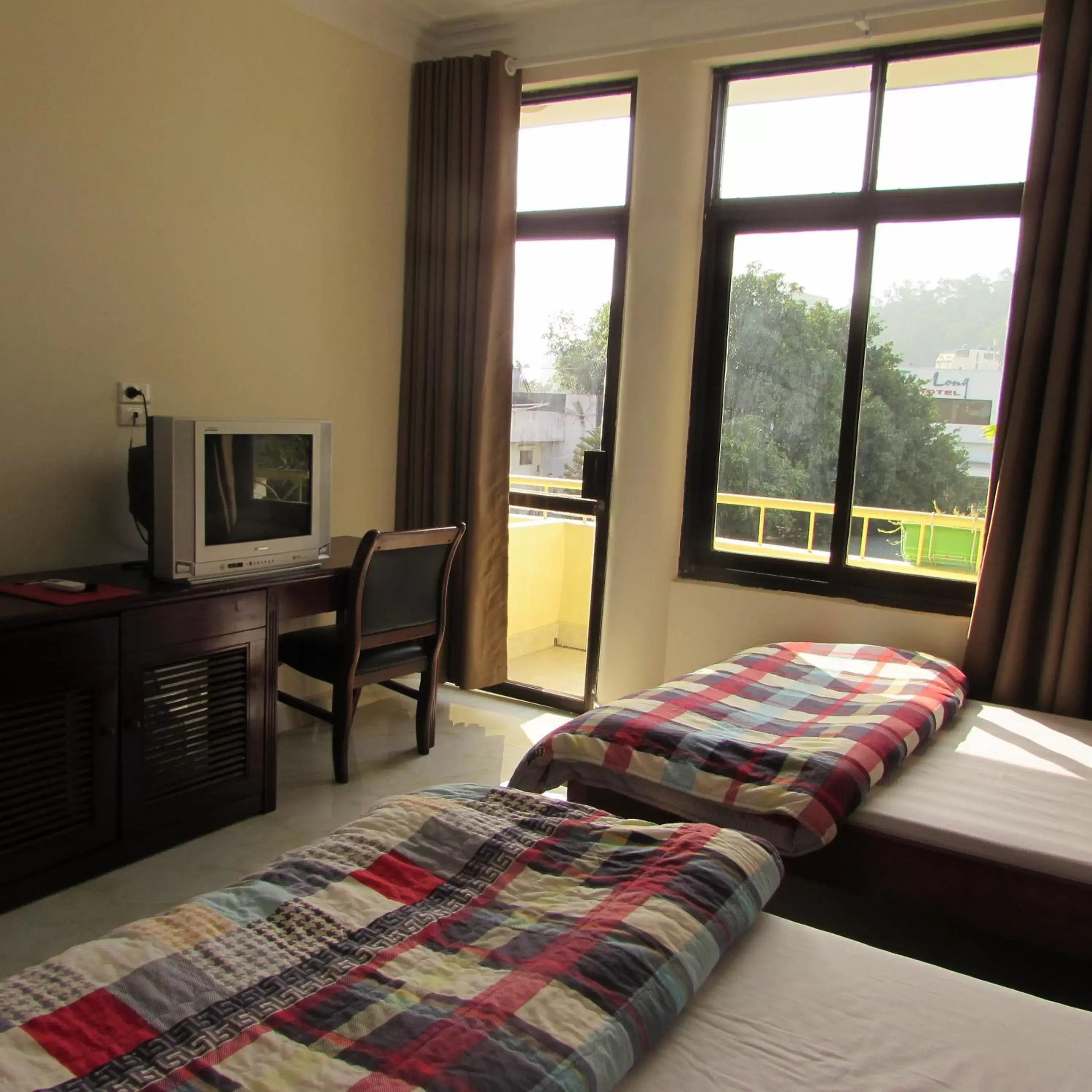 Twin Room with Balcony in Viet Nhat Halong Hotel - Bai Chay Twin Room with Balcony in Viet Nhat Halong Hotel - Bai Chay