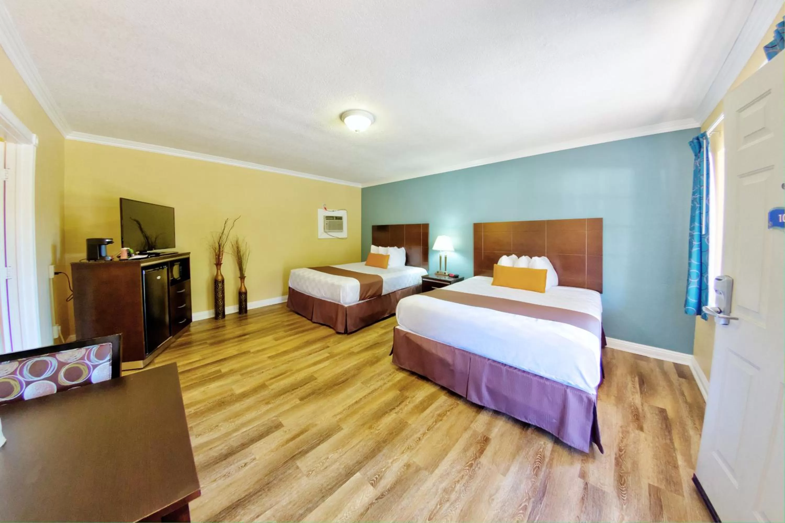 Photo of the whole room, Bed in Palm Tropics Motel