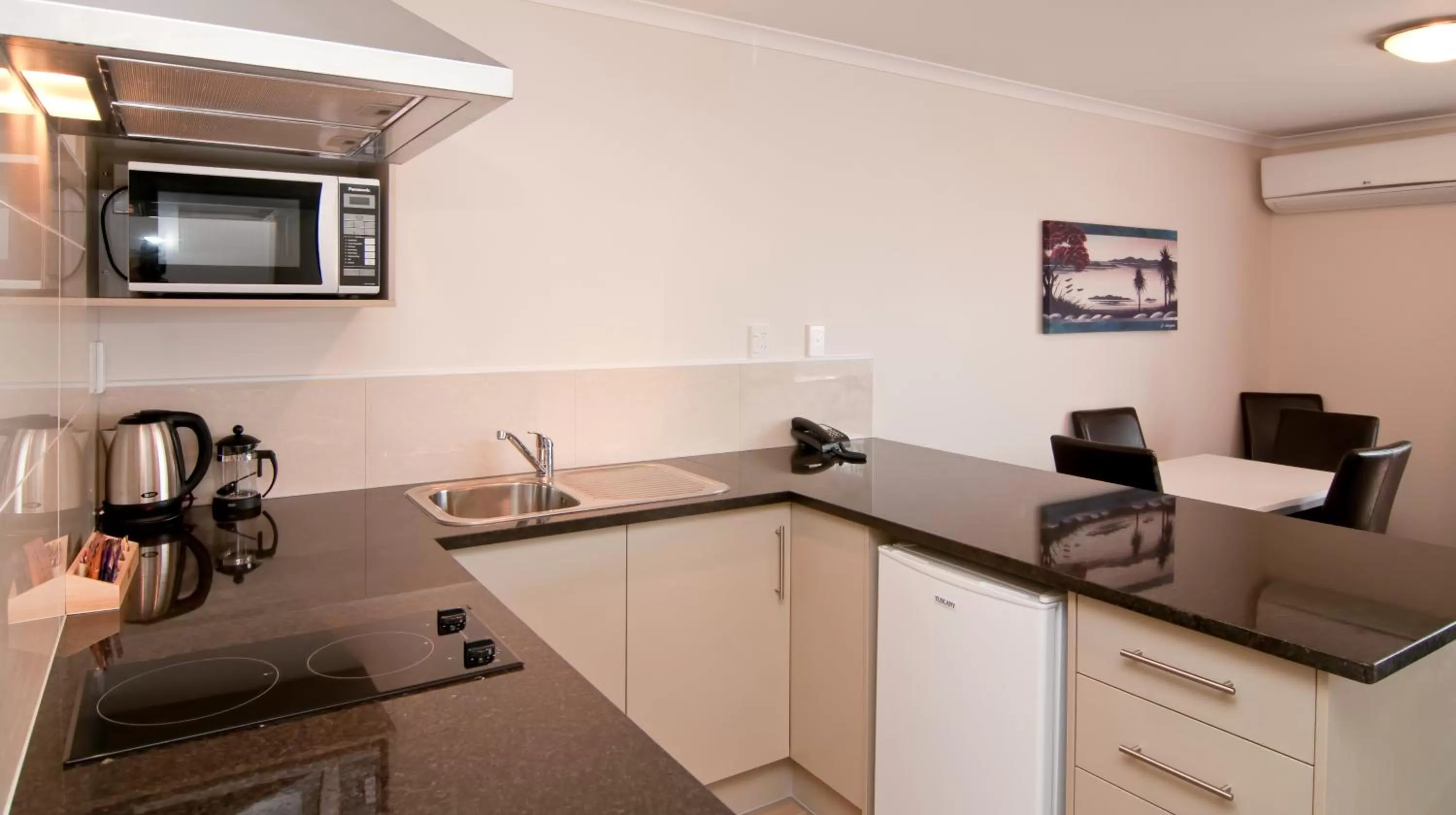 Kitchen or kitchenette in Breakwater Motel