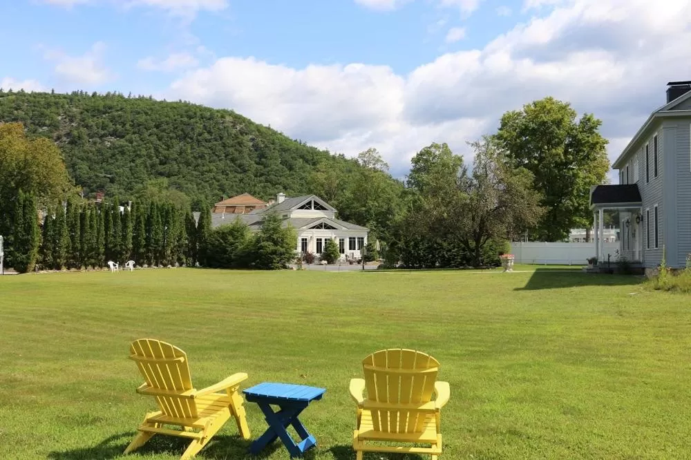 Garden in The Bond 1786 Inn