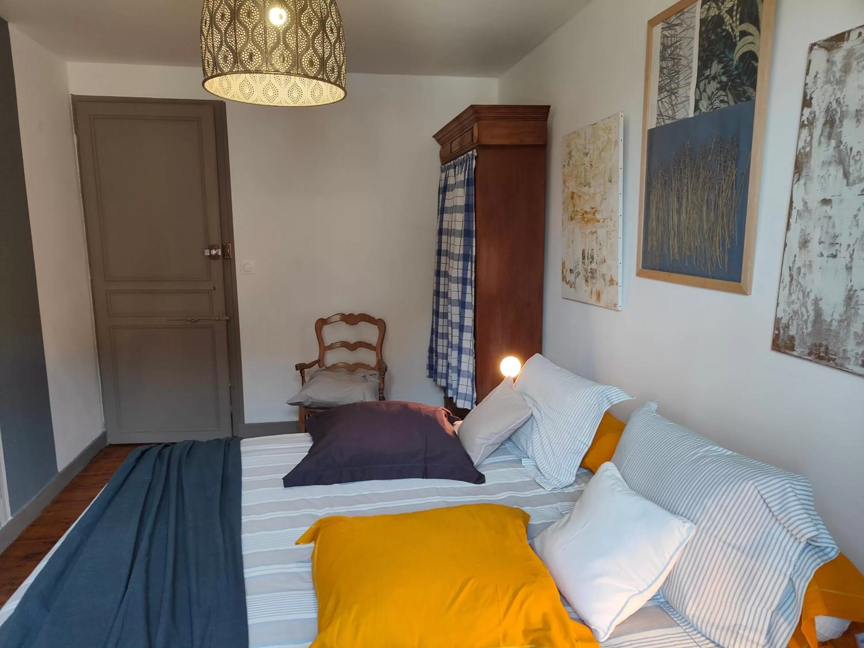 Bed in Le Chat Botté Chambres et Table d'hôte sur réservation