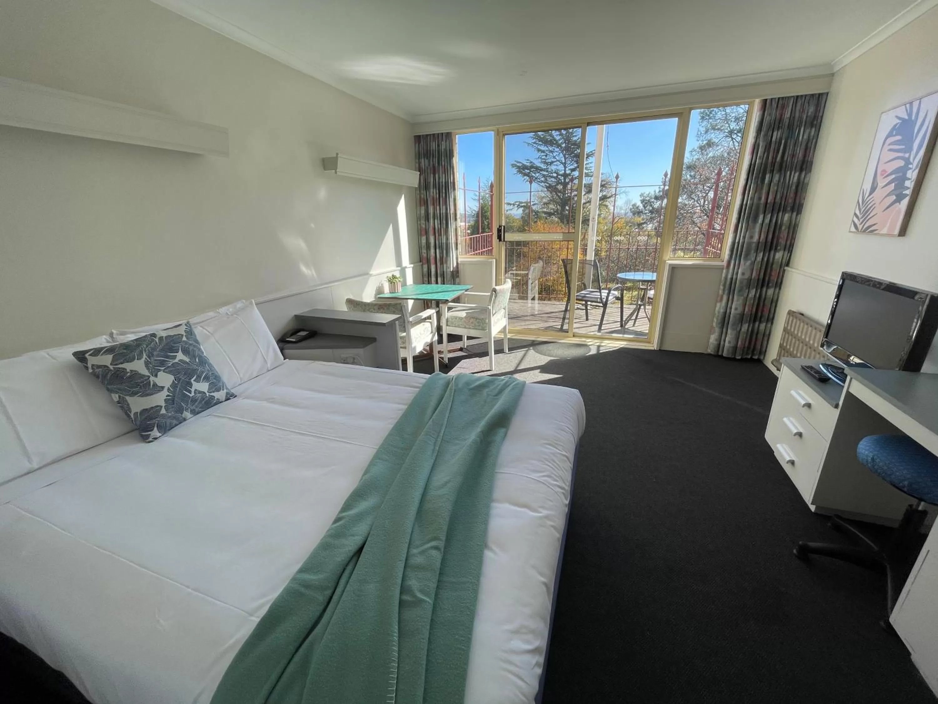 Photo of the whole room, Bed in Parklane Motel