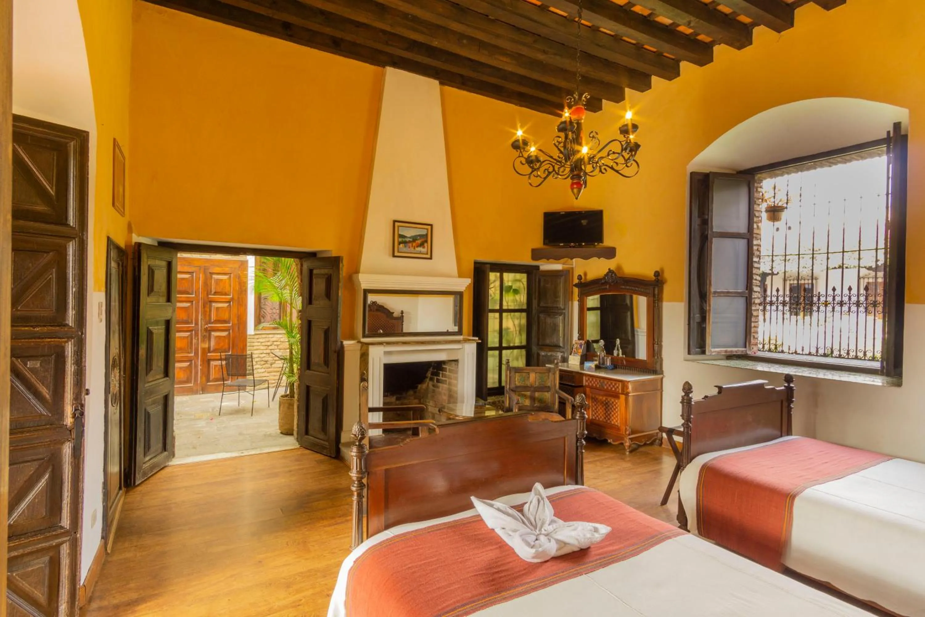 Bed in Hotel Posada de Don Rodrigo Antigua