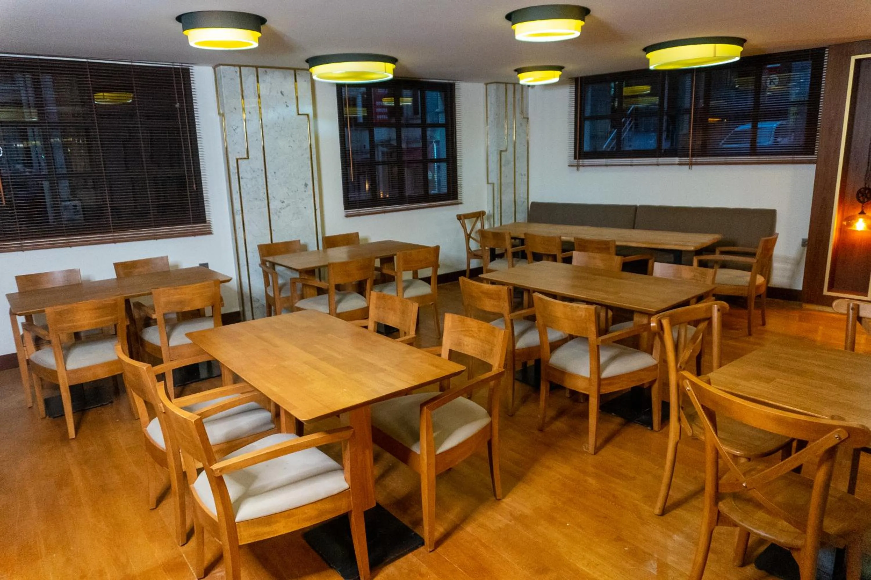 Restaurant/Places to Eat in Trass Hotel