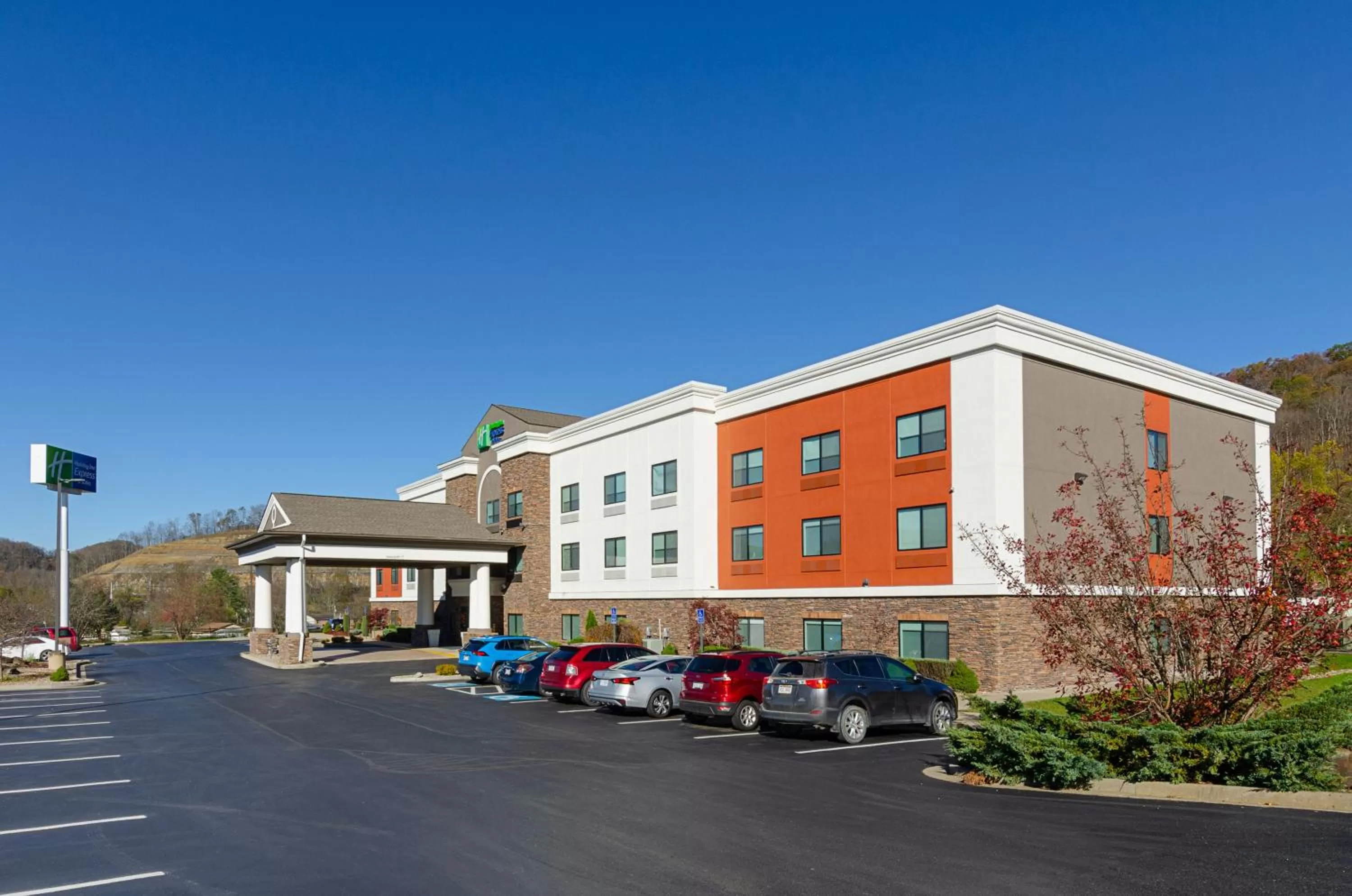 Property building in Holiday Inn Express Hotel & Suites Weston by IHG