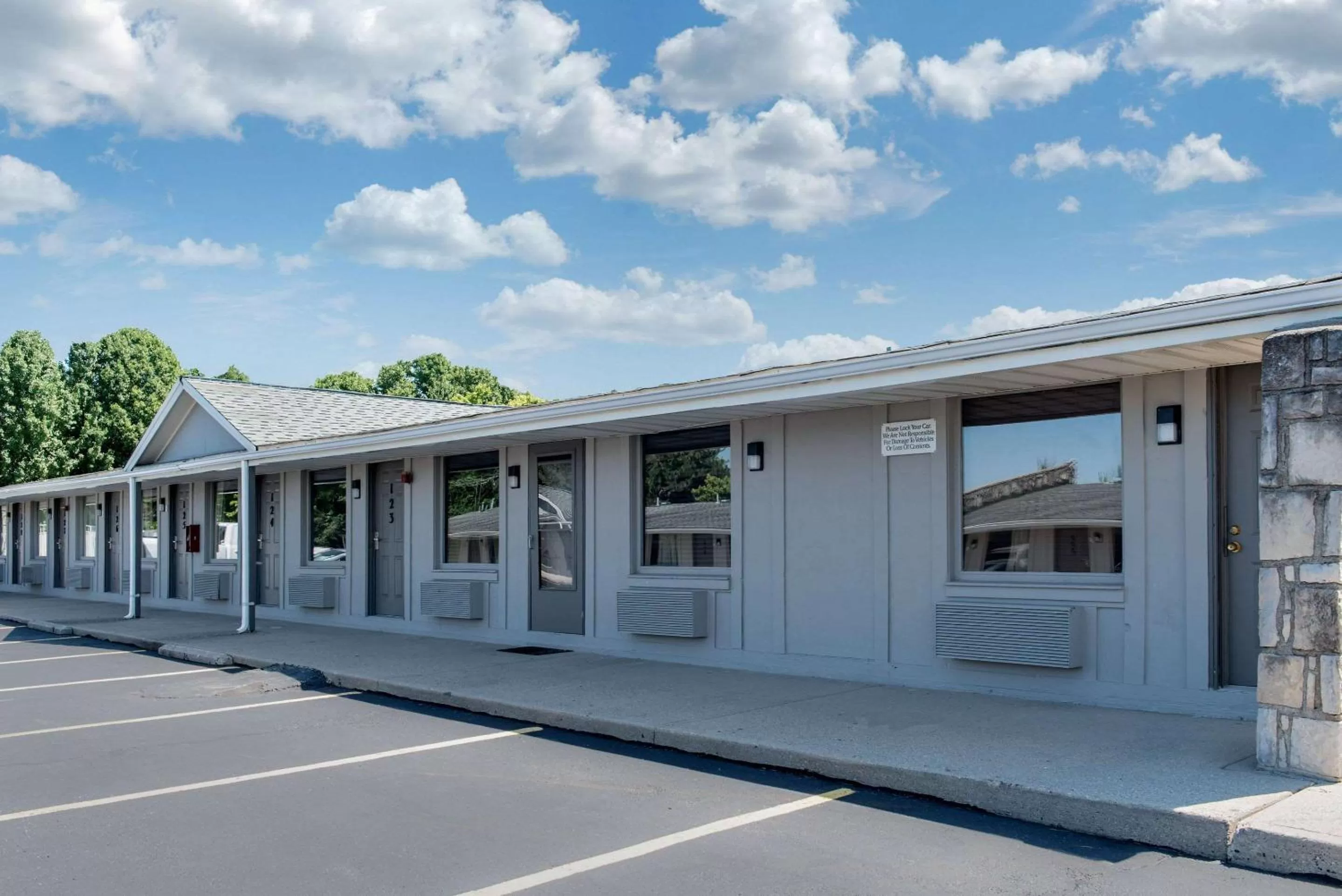 Property building in Rodeway Inn Sharonville - Cincinnati North