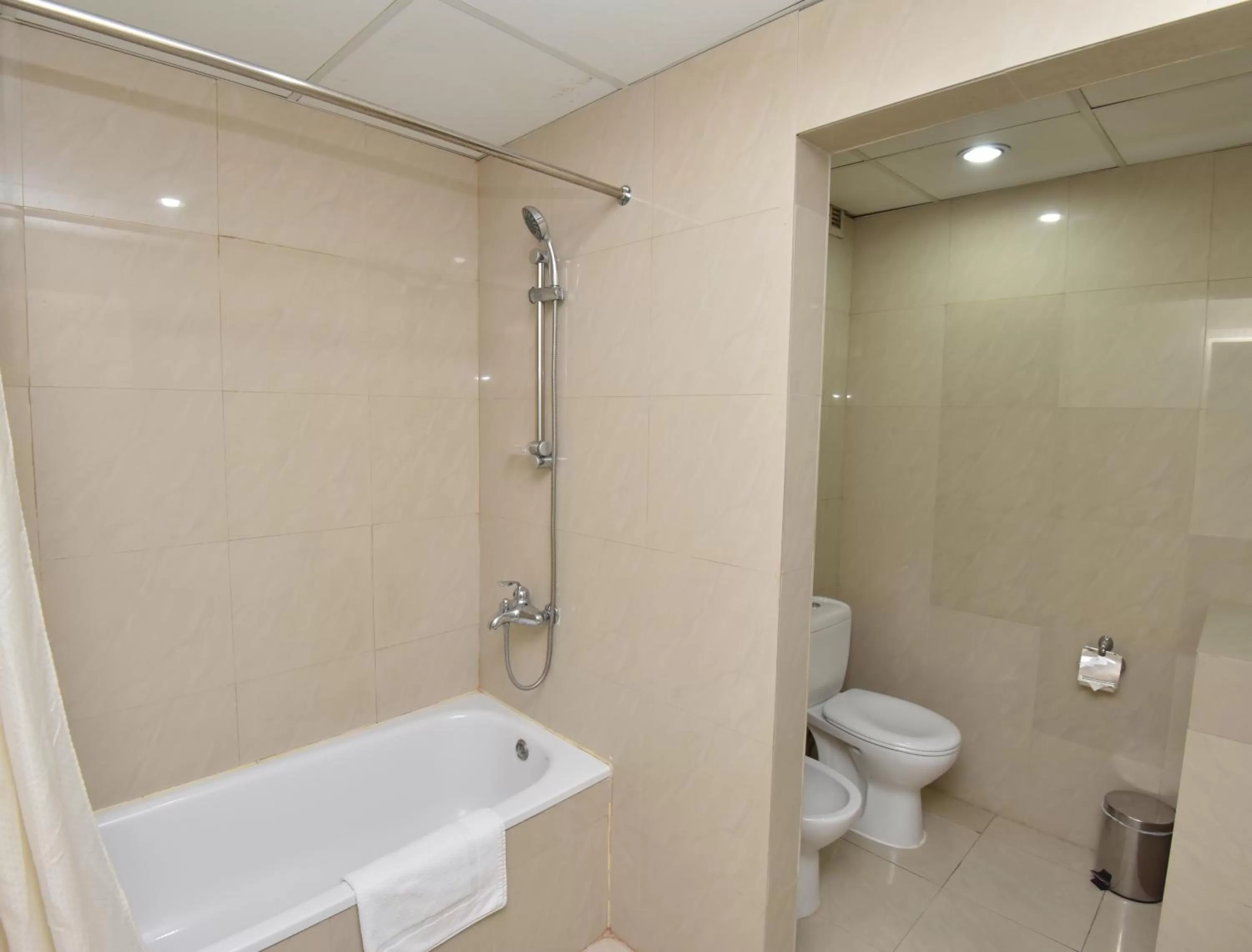 Bathroom in Inn & Go Kuwait Plaza