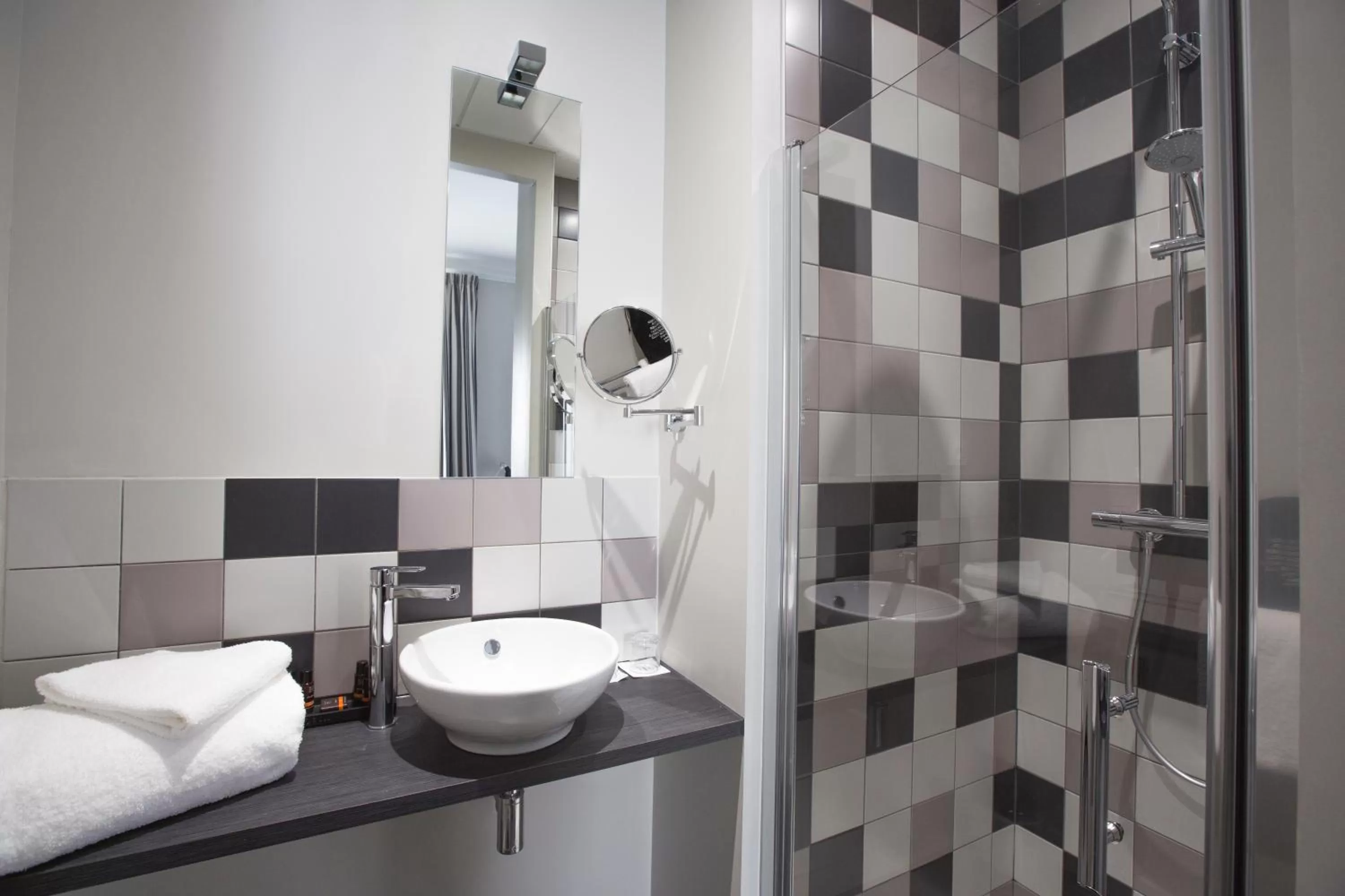 Shower in Hôtel de Tourny - Boutique Hôtel Bordeaux Centre