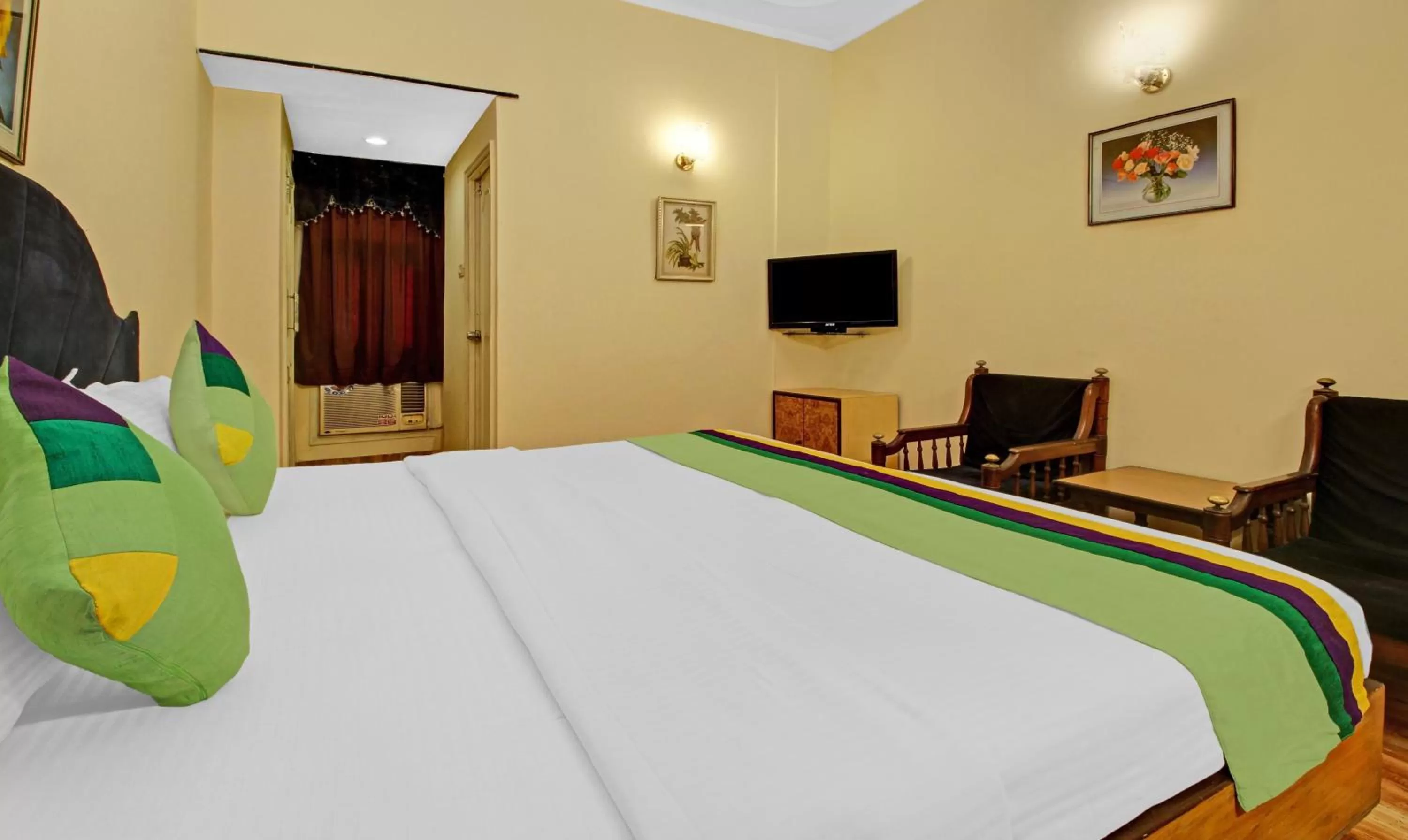 Photo of the whole room, Bed in Treebo Mira Inn, Camac Street