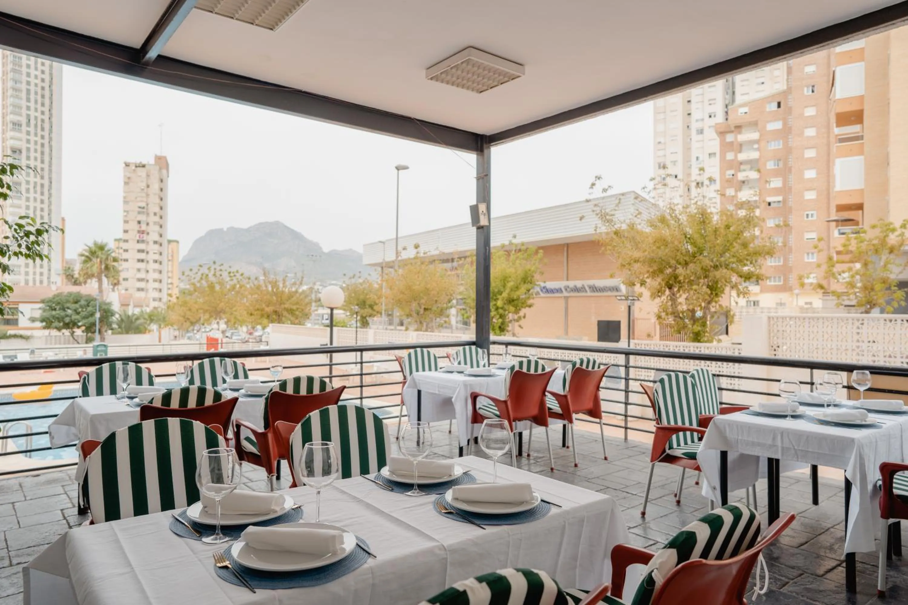 Restaurant/places to eat in Luxmar Apartaments