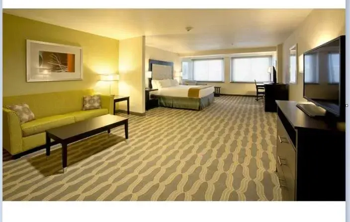 King Suite - Hearing Accessible in Holiday Inn Express & Suites Colorado Springs Central by IHG King Suite - Hearing Accessible in Holiday Inn Express & Suites Colorado Springs Central by IHG