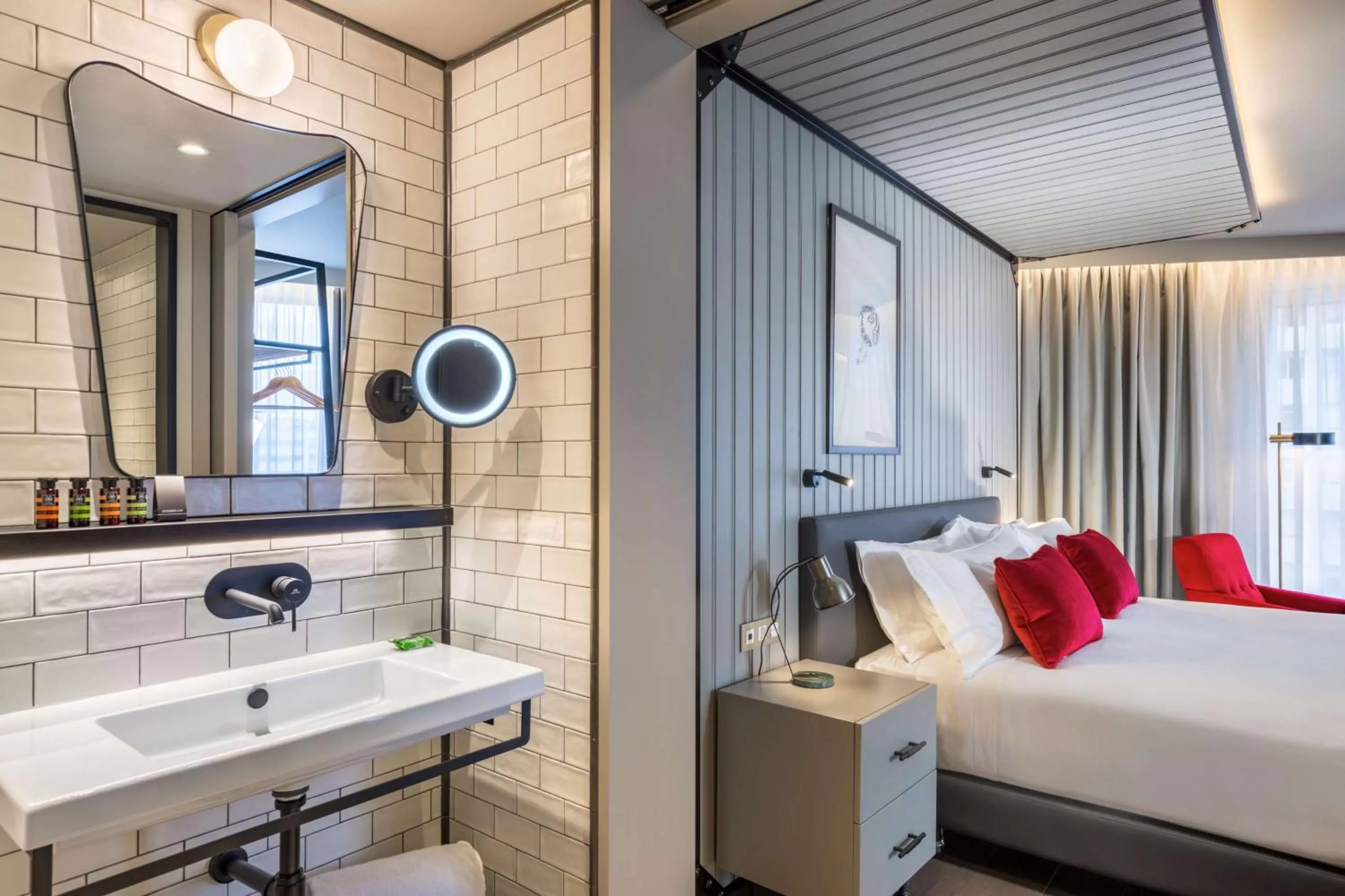 Bed in Canopy by Hilton Madrid Castellana