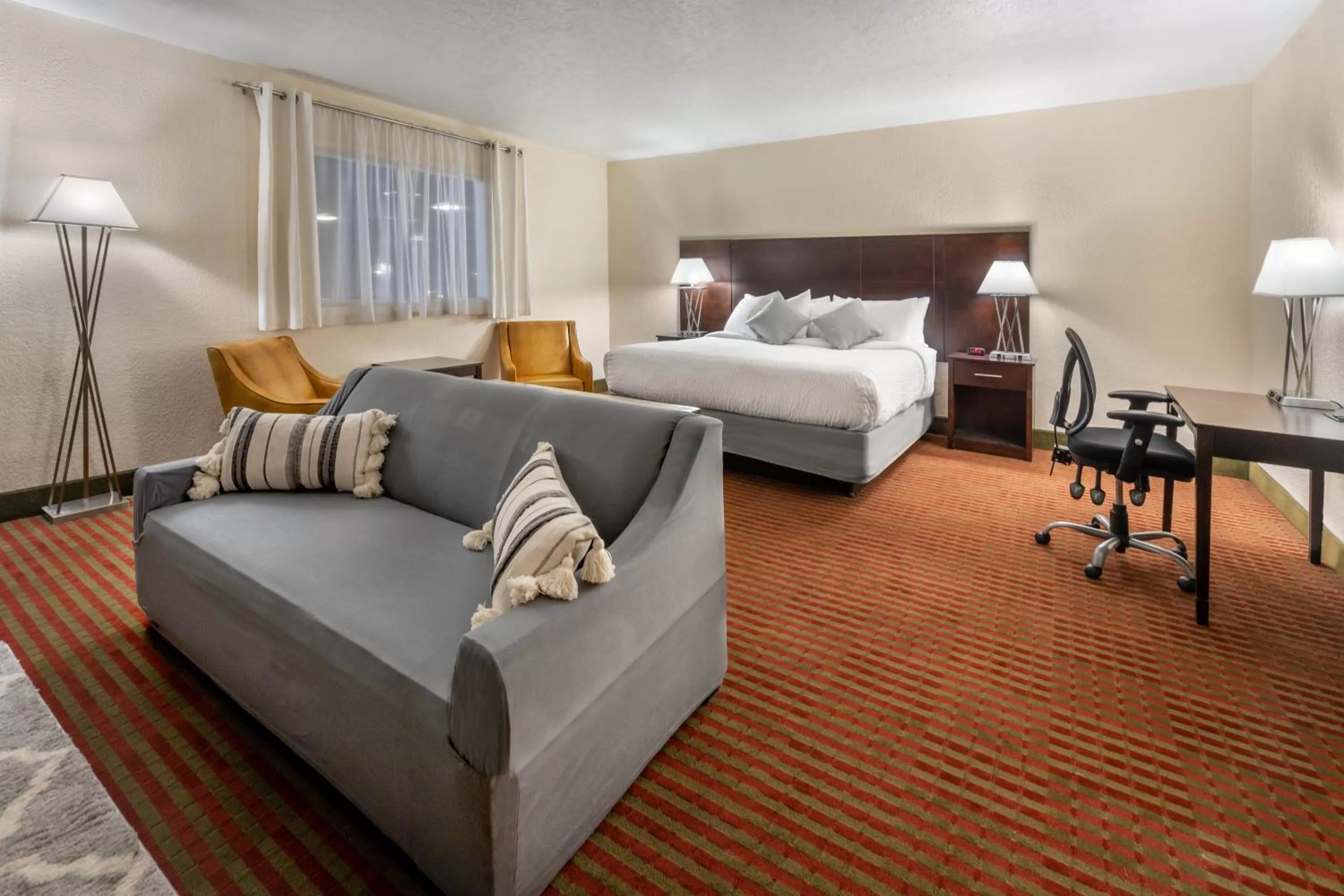 Photo of the whole room, Bed in Grand Williston Hotel and Conference Center