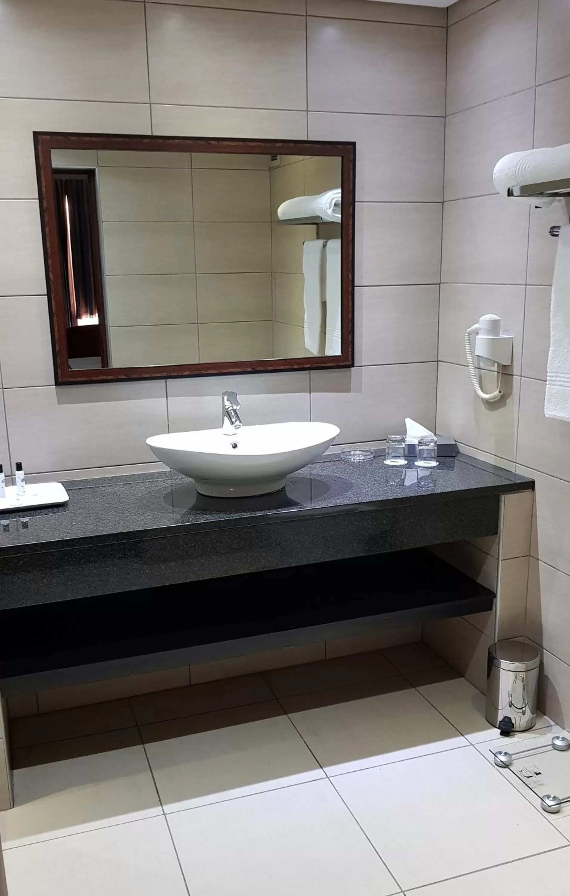 Bathroom in African Sky Ermelo Inn