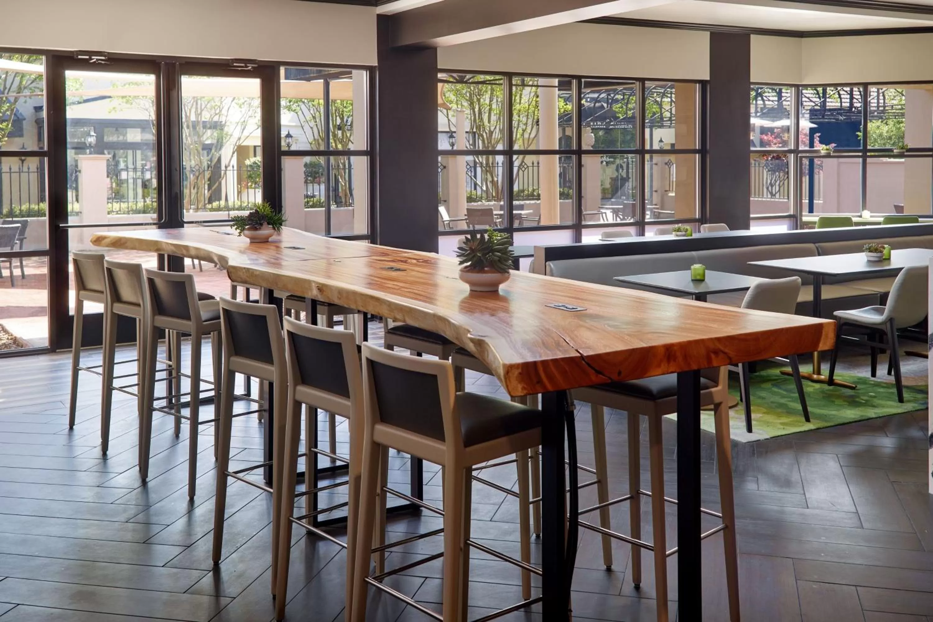 Lounge or bar in Charlotte Marriott SouthPark