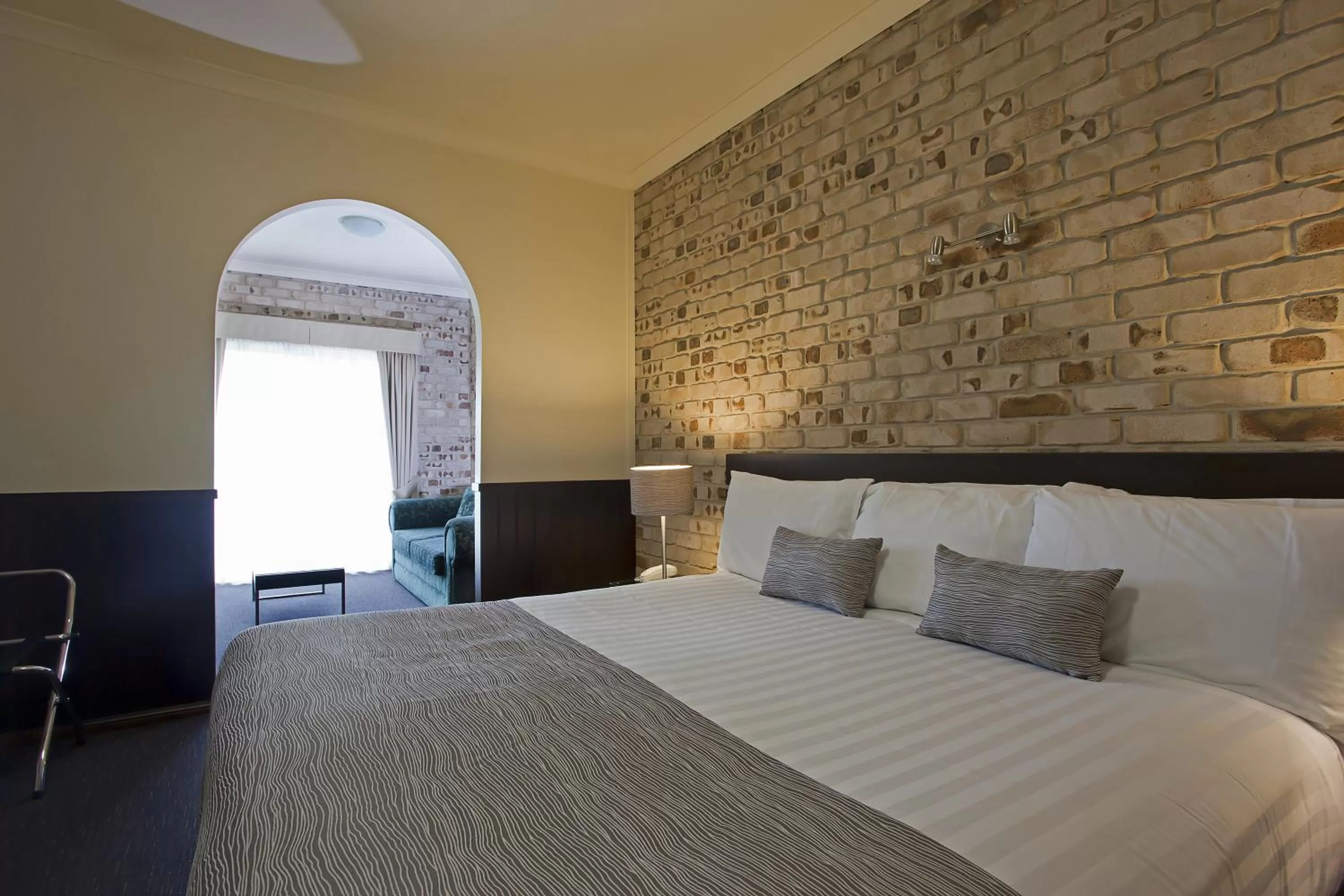 Bed in Highlander Motor Inn