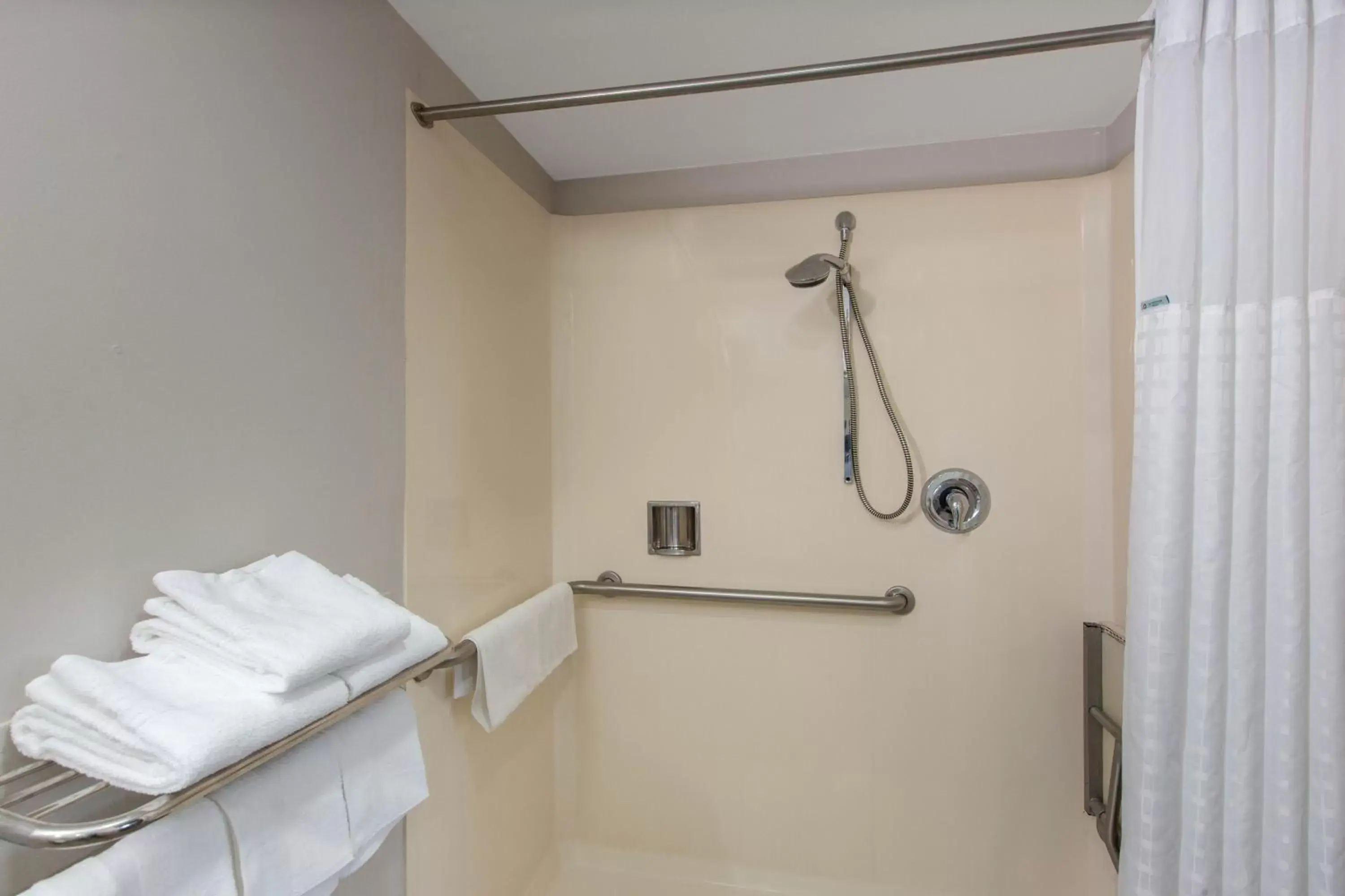 Double Room with Two Double Beds - Mobility/Hearing Accessible - Non-Smoking in Days Inn by Wyndham Ukiah Double Room with Two Double Beds - Mobility/Hearing Accessible - Non-Smoking in Days Inn by Wyndham Ukiah