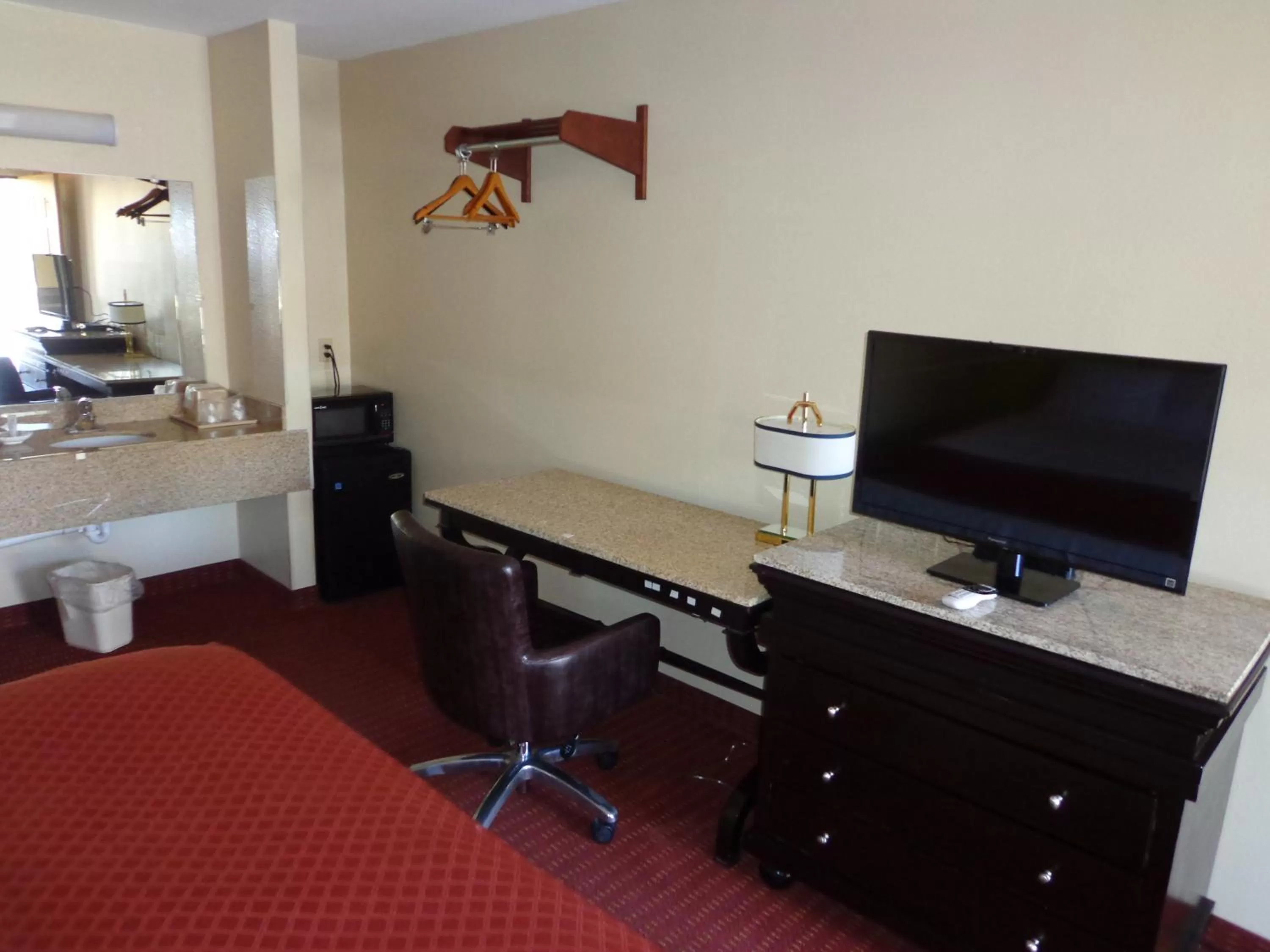 Bedroom in Economy Inn Express Warren